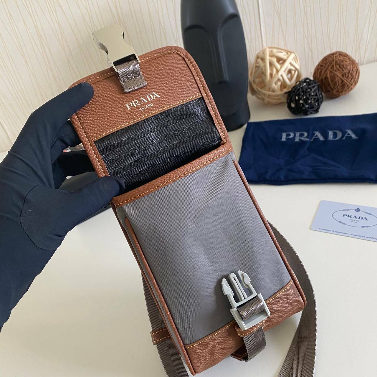 VIP Prada crossbody nylon bag PRADA Re-Nylon and Saffiano leather smartphone case พร้อมส่ง สีเข้าใหม่ เป็นรุ่นที่ถามหากันเยอะมากๆ งานสวยมาก ทำจากผ้าnylonพิเศษ สลับหนังแท้ ใช้ได้ทั้งชาย-หญิง จะ Cross body คาดเอว หรือคล้องกับหูกางเกงชิคๆ ก็เท่มากเลยค่าา งาน