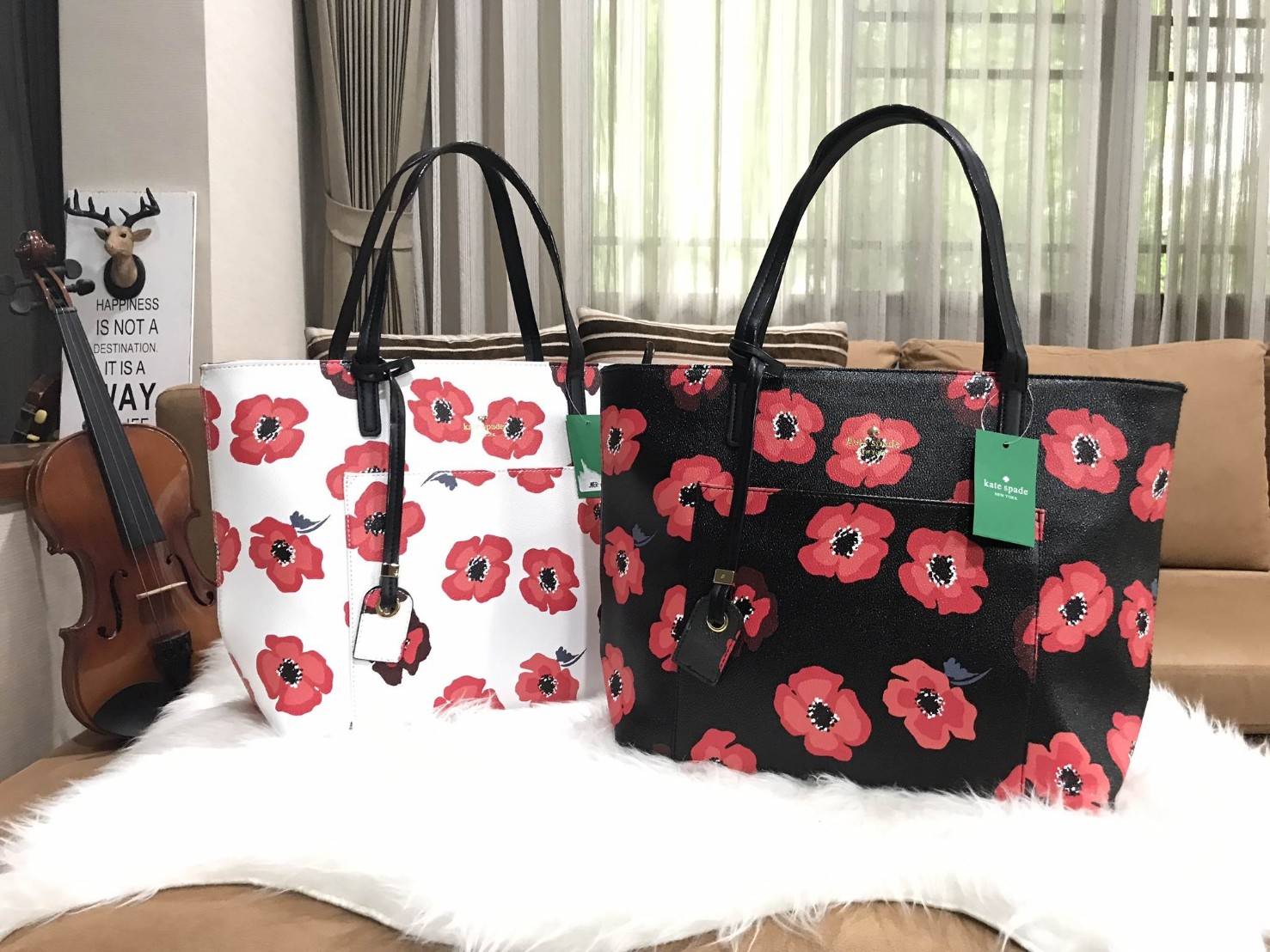 KATE SPADE New York Hyde Lane Poppies Riley Rose Tote Bag กระเป๋าสะพายทรง Tote Bag หนังสวยอยู่ทรงคอลเลคชั่น ดอก Poppies ห้อย TAG ที่หูกระเป๋าด้านหน้าประดับโลโก้ มีช่อง หน้าใส่ของได้ ภายในมีช่องซิป และช่องใส่มือถือ กว้างและจุ ใส่ ipad, notebook, เอกสาร A4 