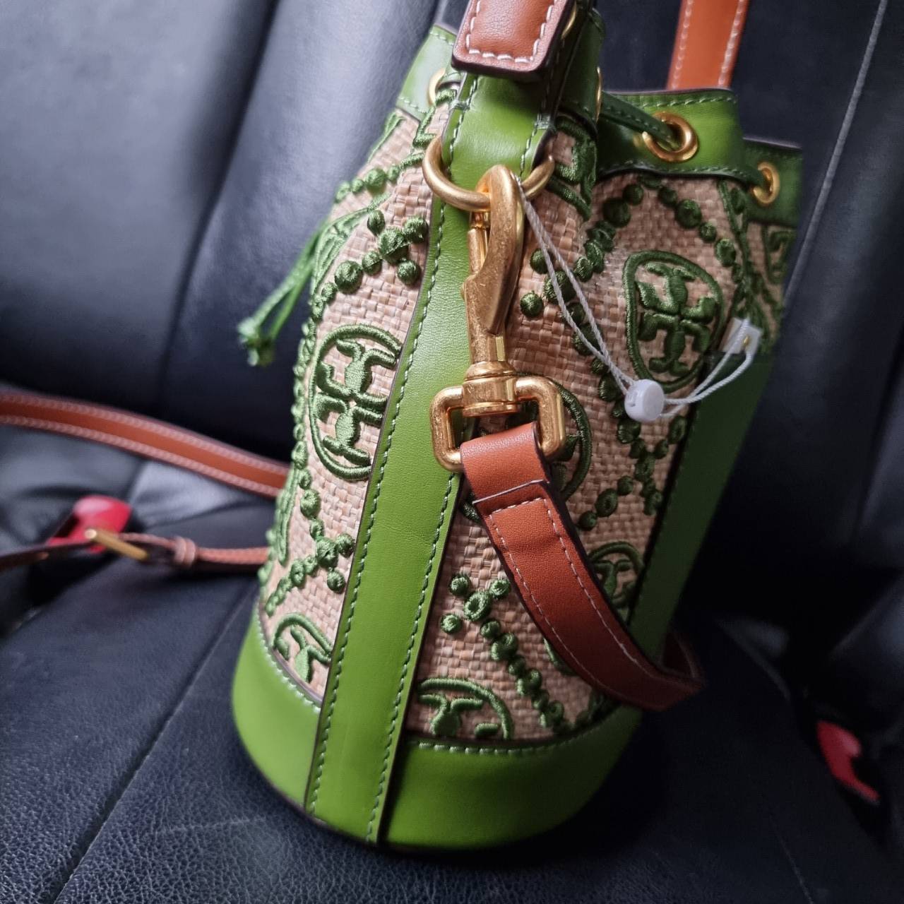 TORY BURCH T MONOGRAM STRAW BUCKET BAG NATURAL/SHISO 🌿สวยงามสะดุดตามากๆค่ะ จัดหนักกันไปเลยจ้า กับรุ่นที่สาวๆรอคอย พร้อมเสิร์ฟความสวยให้ถึงบ้านแล้วน้า กระเป๋าบัคเก็ตทรงยอดนิยม ดีไซน์ใหม่ล่าสุด ยูนีคไม่เหมือนใคร ลายสานเต็มใบพร้อมปักโลโก้เอกลักษณ์สีเ