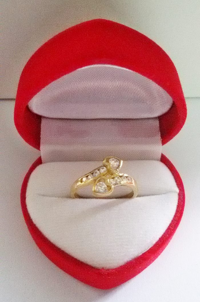 สินค้าหมดค่ะ แหวนเพชรทองเหลือง แบบ2(หัวใจไขว้2ดวง)พร้อมกล่องกำมะหยี่รูปหัวใจค่ะ