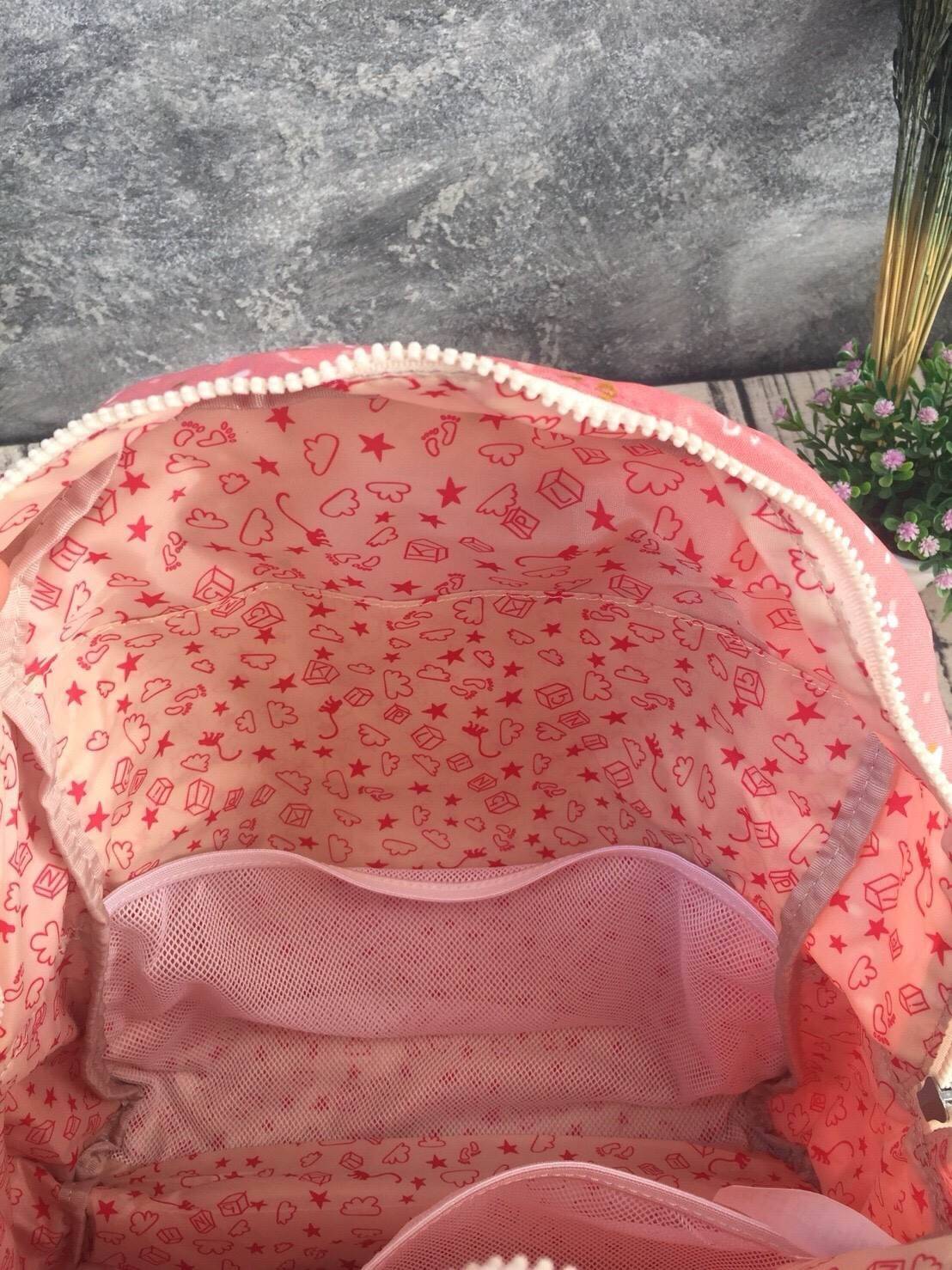 KIPLING Bizzy Boo เป็นกระเป๋าผ้าอ้อมกระเป๋าเป้สะพายหลังที่มีสไตล์ กระเป๋าเป้สะพายหลังขนาดเล็กที่มีน้ำหนักเบาและใช้งานง่ายและทำความสะอาดได้ง่ายออกแบบมาเป็นพิเศษสำหรับทารกของคุณ Bizzy Boo มาพร้อมกับกระเป๋าด้านข้างสำหรับทารกเล็ก ๆ ที่เข้ากันได้กับแผ่นรองพื้น