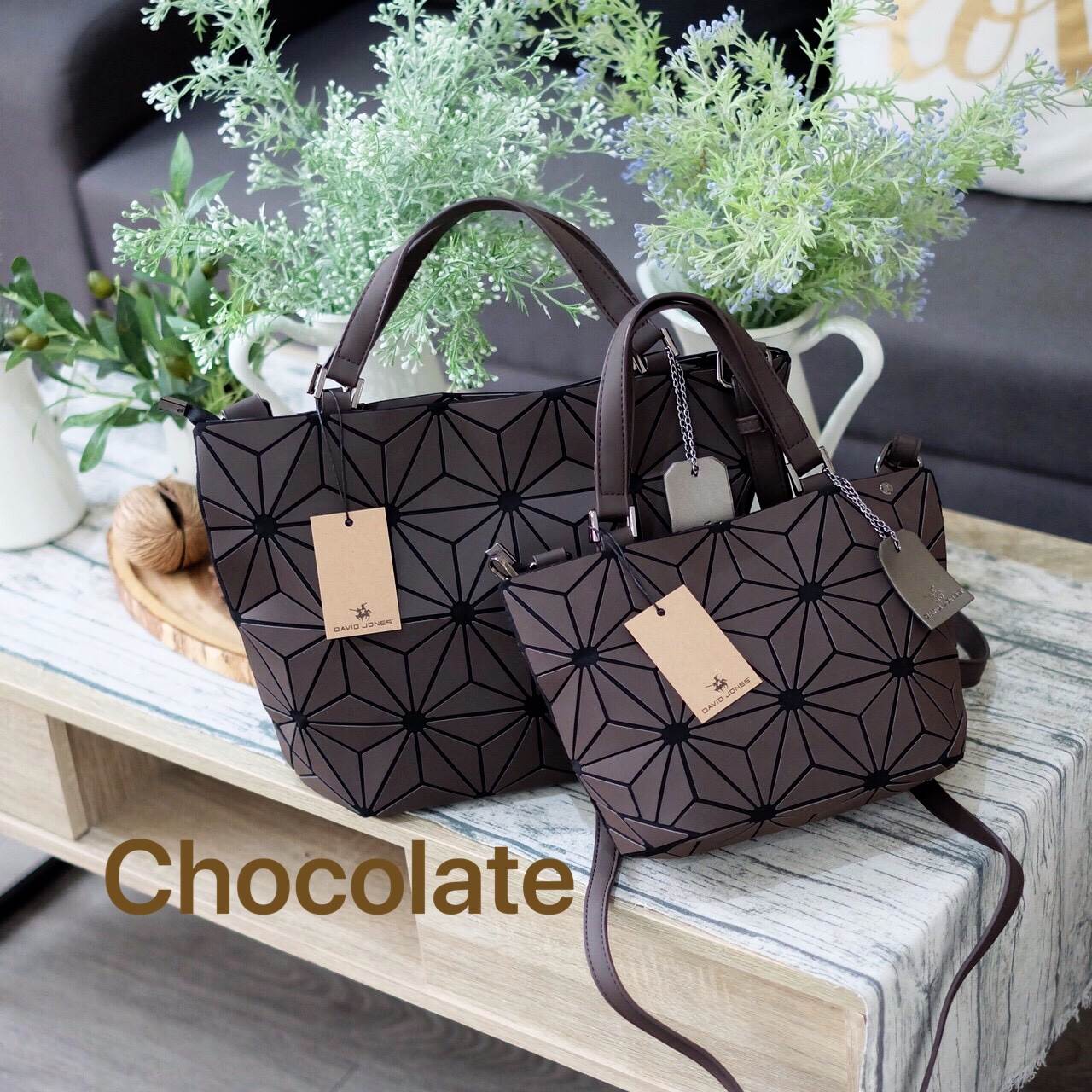 New Collection ka ' Matte Color ' ✨✨ สีด้าน มีให้เลือกถึง 4 สี 🍭🍭แถมยังลาย Limited edition หายาก 👍ปรับทรงได้ 2 แบบ น่ารักมาก จากแบรนด์ David Jones กระเป๋าสะพายข้างดีไซน์เกร๋มาก สีสวยหรูมาก ขนาดกะลังดีเลย น้ำ