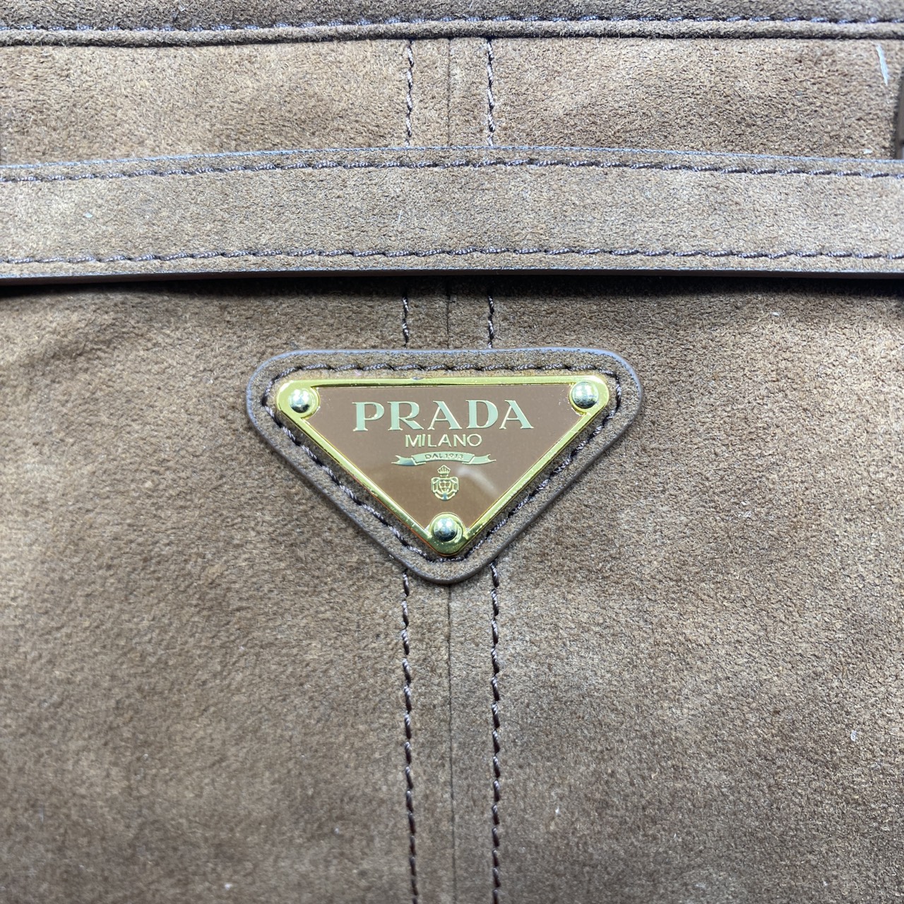 ORI หนังแท้ | Prada Bonnie Large Sueded Handbag Cinnamon 38cm กระเป๋าสะพายทรงโท้ทใบใหญ่ งานหนังกลับโทนสีน้ำตาล โดดเด่นด้วยดีไซน์ที่เน้นความประณีตแต่ใช้งานได้จริง