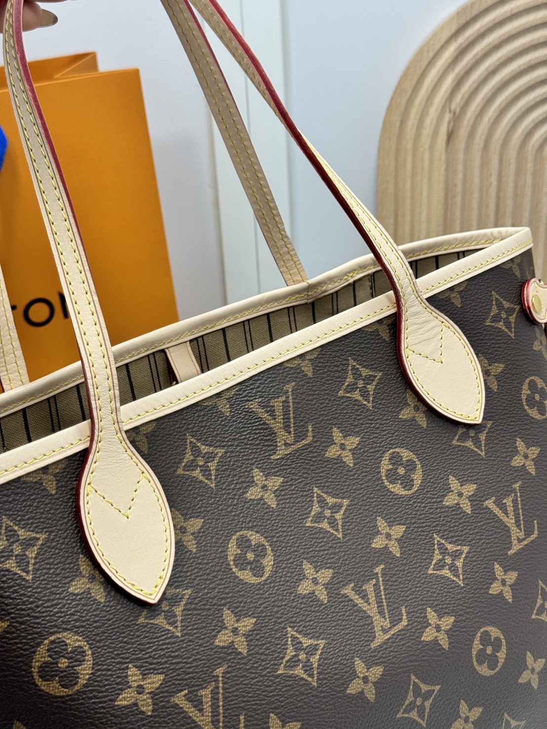 TOP ORI หนังแท้ | LV Neverfull PM bag Monogram Canvas กระเป๋าสะพายทรงโท้ท PM ดีไซน์คลาสสิกเหนือกาลเวลาเข้ากับดีเทลที่สืบทอดมายาวนาน Monogram แคนวาสแต่งขอบหนัง ดีไซน์พื้นที่ด้านในกว้างทว่าดูเพรียวบาง