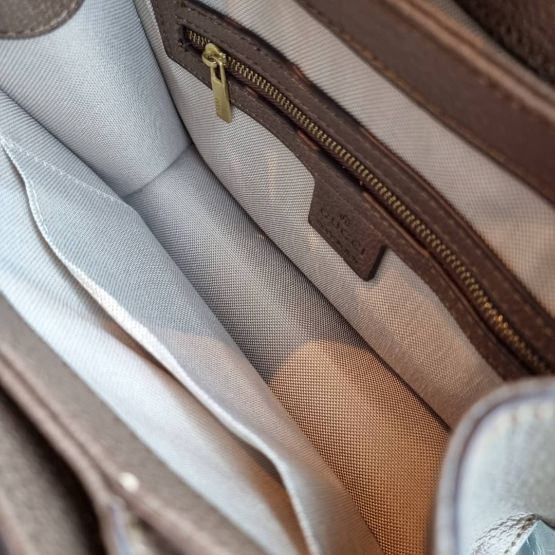 VIP 】กลับมาแล้วจ้า อีกรุ่นพรีเมี่ยมกิ๊ฟสุดฮิต!! หรู ดูผู้ดี!! GC CROSSBODY STRAP BAG WITH GWP กระเป๋าสะพายข้าง ดีไซน์สวย โดดเด่นไม่ซ้ำใคร วัสดุหนังแคนวาส เปิด-ปิดด้วยตัวกดล็อครูปผึ้ง (ผึ้ง) น่ารักมากๆ!! แถมฟรี!! แท็กพวงหนังห้อยเก๋ๆ ภายในกระเป๋าเป็นช่องโล่