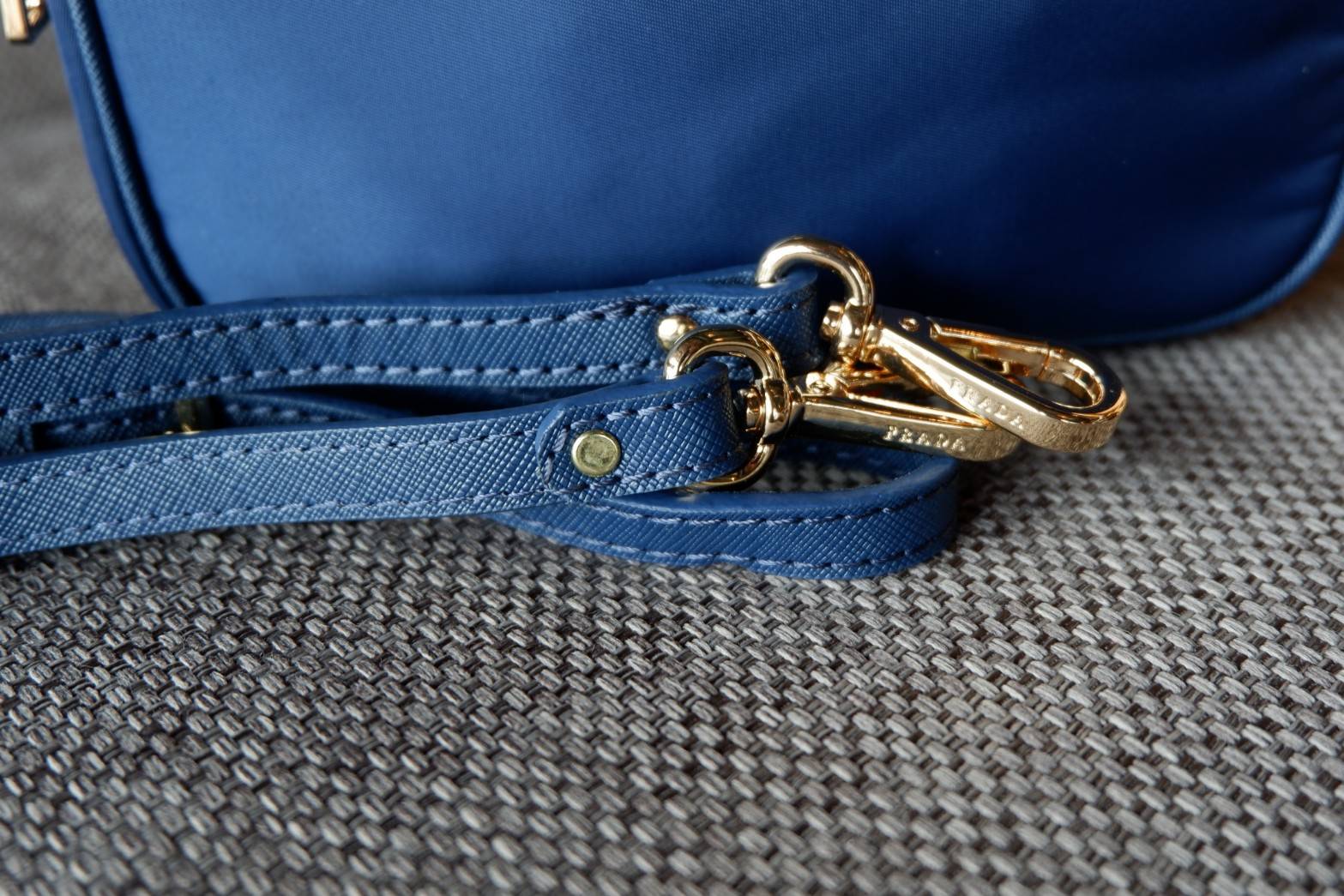 Prada 2 zipper mini crossvody bag กระเป๋าสะพายข้าง จากแบรนด์ PRADA วัสดุ nylon เปิดปิดด้วยซิป แบ่ง 2 ช่องหลัก ภายในมีชองเล็ก อะไหล่ทอง มาพร้อมสายยาว ปรับได้ 3 ระดับ ขนาดกำลังดี สะพายคล่องตัวค่ะ