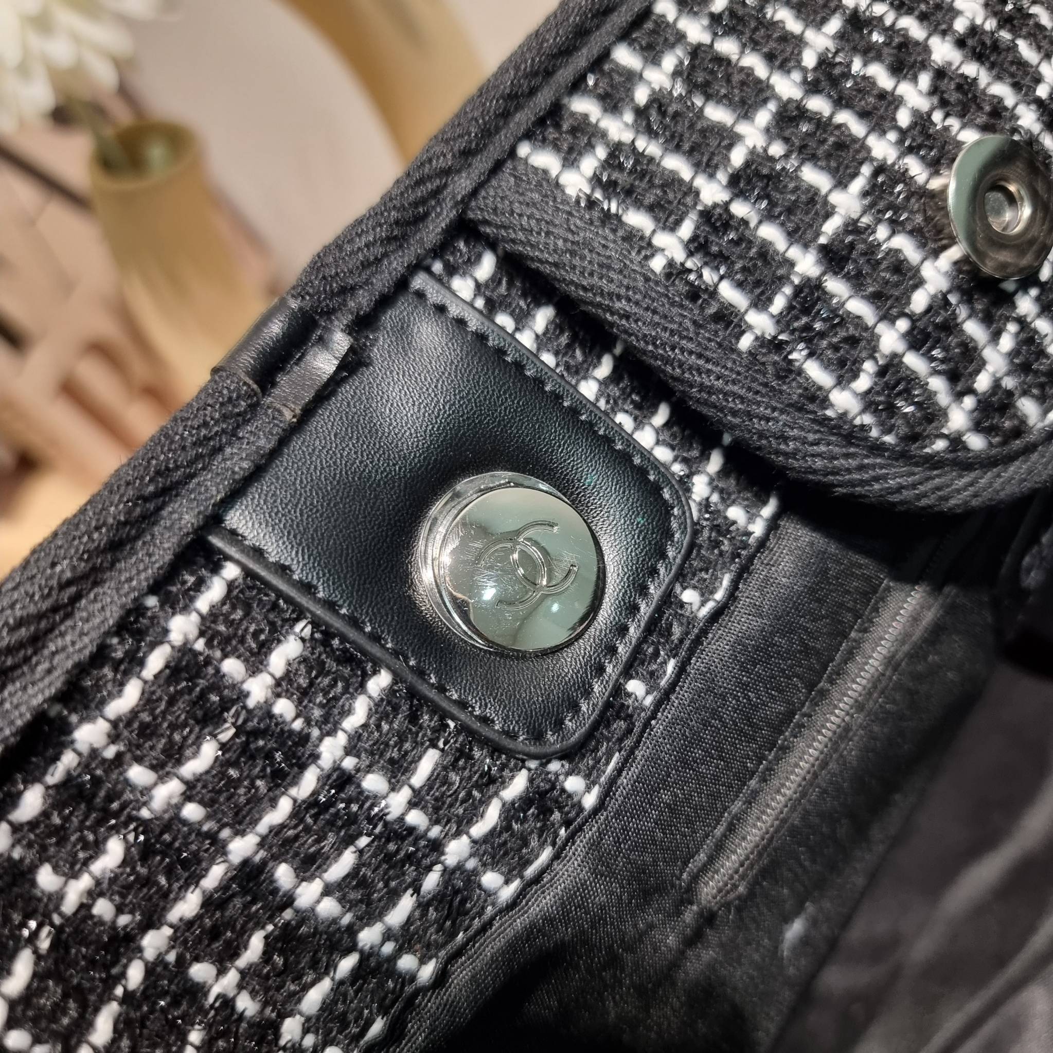 CHANEL LARGE TOTE BAG / CHANEL DEAUVILLE TOTE / CHANEL TOTE BAG กระเป๋าสะพายผ้าทวิต ทรงโท้ทใบใหญ่ ต้อนรับเทศกาลท่องเที่ยวช่วงสิ้นปีนี้ ใครมองหากระเป๋าสะพายไปเที่ยว ใบนี้น้องตอบโจทย์แน่นอน ด้วยดีไซน์โทนสีที่ใช้ได้กับทุกโอกาส และขนาดกว้างที่จุของได้แบบไร้กั