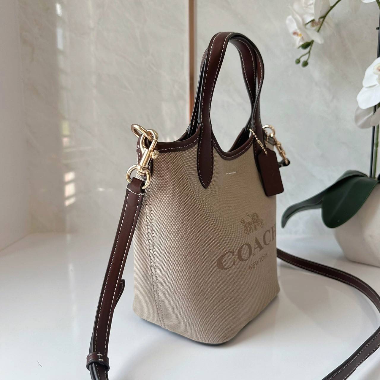 พร้อมส่ง 5 สี COACH HANNA BUCKET BAG กระเป๋าถือ/สะพายข้างทรงบักเก็ตรุ่นใหม่ดีไซน์เก๋น่ารัก เกรดท็อปออริ เกรดดีสุด สลับแท้ 1:1 ใช้ต่างประเทศได้