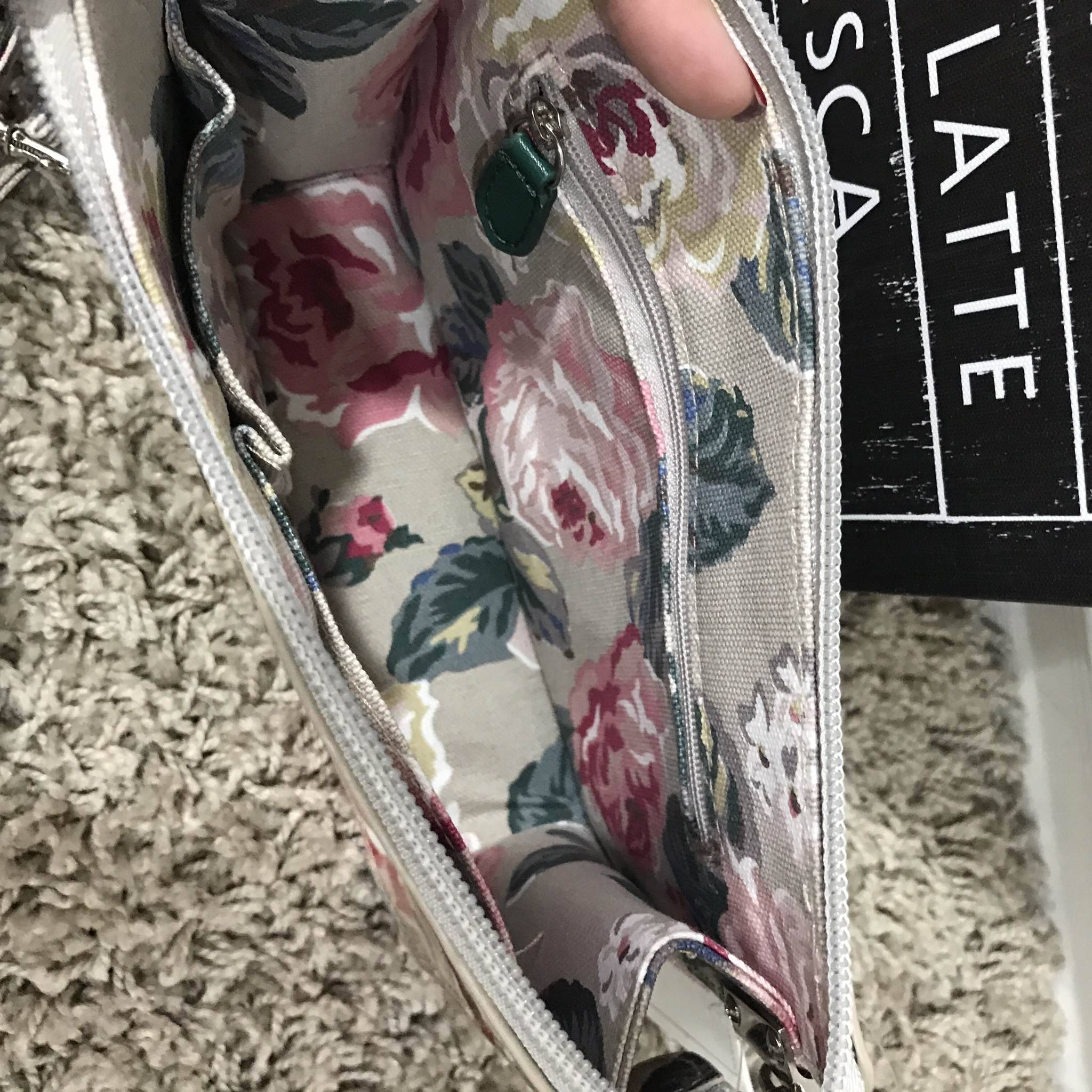 Cath Kidston mini pouch กระเป๋าขนาดน่ารัก ขนาดกะทัดรัดน่าใช้ค่ะ มาพร้อมสายสะพายยาวถอดออกได้ ใบนี้มีสายให้เลือกถึง 3 ลายค่ะ ตามแบบฉบับของ แบรนด์ Cath Kidston ค่ะ ใบนี้ปากกระเป๋ามีซิปค่ะ ด้านในบุผ้าสักหลาด สามารถใส่โทรศัพท์ iphone 7 plus ได้ค่ะ ด้านหลังมีช่