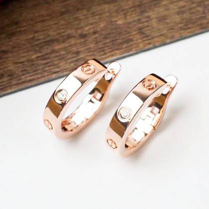 Cartier love earring ต่างหูคาเทียร์ รุ่น LOVE ไม่มีเพชร พร้อมกล่อง ภาพถ่ายจากงานจริง งานปั้มวัสดุโลหะเคลือบขึ้นเงาตามรูป ใช้งานต่างประเทศได้