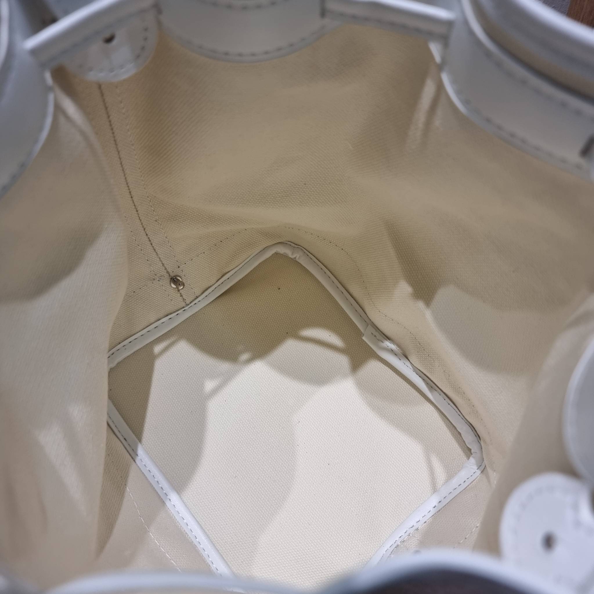 GOYARD PETITE FLOT BUCKET BAG กระเป๋าสะพายทรงบัคเก็ต ที่ดีไซน์สะดวกต่อชีวิตมาก รูปทรงคลาสสิค ดีไซน์เป็นเอกลักษณ์ สดใสทุกสี ดูผู้ดีในตัว วัสดุหนังแคนวาสพิมพ์ลายสวยคม ปากกระเป๋ารูดเปิด-ปิดได้ตามชอบ ภายในเป็นช่องโล่ง ใส่กระเป๋าสตางค์ มือถือ ได้ครบถ้วน มาพร้อ