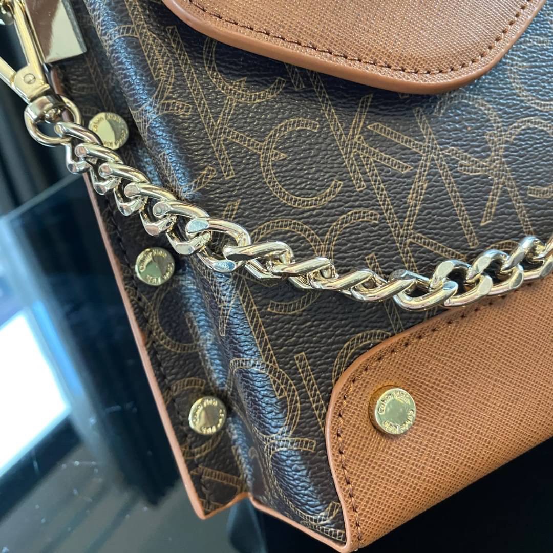 CALVIN KLEIN JEANS crossbody bag กระเป๋าถือหรือสะพาย ลายซิกเนเจอร์แบรนด์ทั้งใบ เปิด-ปิดกระเป๋าด้วยกระดุมแม่เหล็ก ด้านในแบ่งเป็น 2 ช่องหลัก และมีช่องเล็กใส่ของจุกจิก ซับในลายแบรนด์อย่างดี มาพร้อมสายสะพายยาวปรับระดับได้ฟรีไซต์ สามารถใช้ได้หลากหลายโอกาสค่ะ