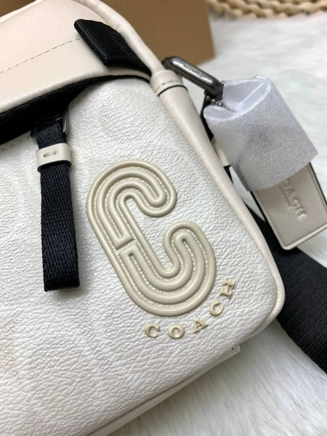 COACH EDGE CROSSBODY IN SIGNATURE CANVAS กระเป๋าสะพายครอสบอดี้ร์ วัสดุหนังแท้ หนังนิ่มอย่างดีค่ะ ด้านหน้ามีช่องซิปซ่อนให้หนึ่งช่อง เปิดปิดช่องหลักแบบซิปคู่ภายในกว้าง ใส่ของได้จุเลยนะคะ มีช่องซิปและช่องเล็กให้อีก2ช่อง;ด้านหลังกระเป๋าเป็นช่องโล่งใส่ของอีกช่