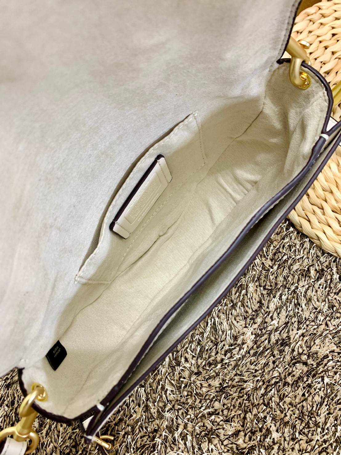 ใหม่ล่าสุด สวยก่อนใครแน่นอนค่า😘COACH ELLEN CROSSBODY WITH DAISY EMBROIDERY((C2863)) 💐พร้อมส่งจำนวนจำกัดค่ะ! กระเป๋าสะพายแบบครอสบอดี้ร์ หนังแท้นิ่มอย่างดีค่ะ 💐ด้านหน้าปักดอกซี่ความหมายดีๆ ละมุนสวยงามมากๆค่ะ เปิดปิดกระเป๋าแบบแม่เหล็ก