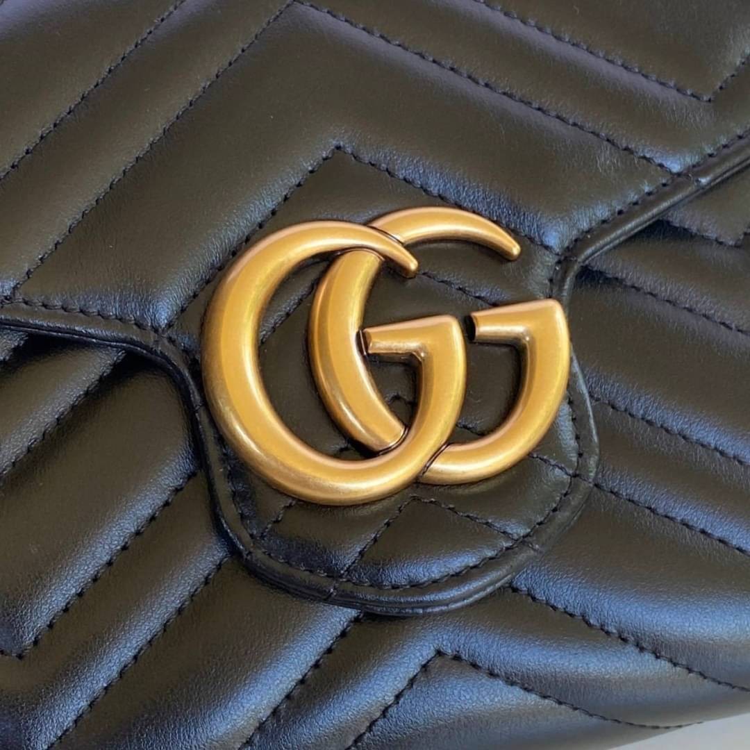GUCCI Marmont Wallet on chain Leather / GG Marmont Chain Wallet เกรดเทพออริจินอล หนังแท้ งานสวยน่ารักมาก ใส่โทรศัพท์ได้ทุกรุ่น หนังวัวแท้นิ่มมาก ใส่การ์ด ใส่บัตร ได้เยอะมากๆ ฝ่าปิดแบบกระดุมใช้งานง่าย *กระดุมมีโลโก้ Gucci * งานสวยละเอียดยิบย่อยทุกจุด ภาพถ่