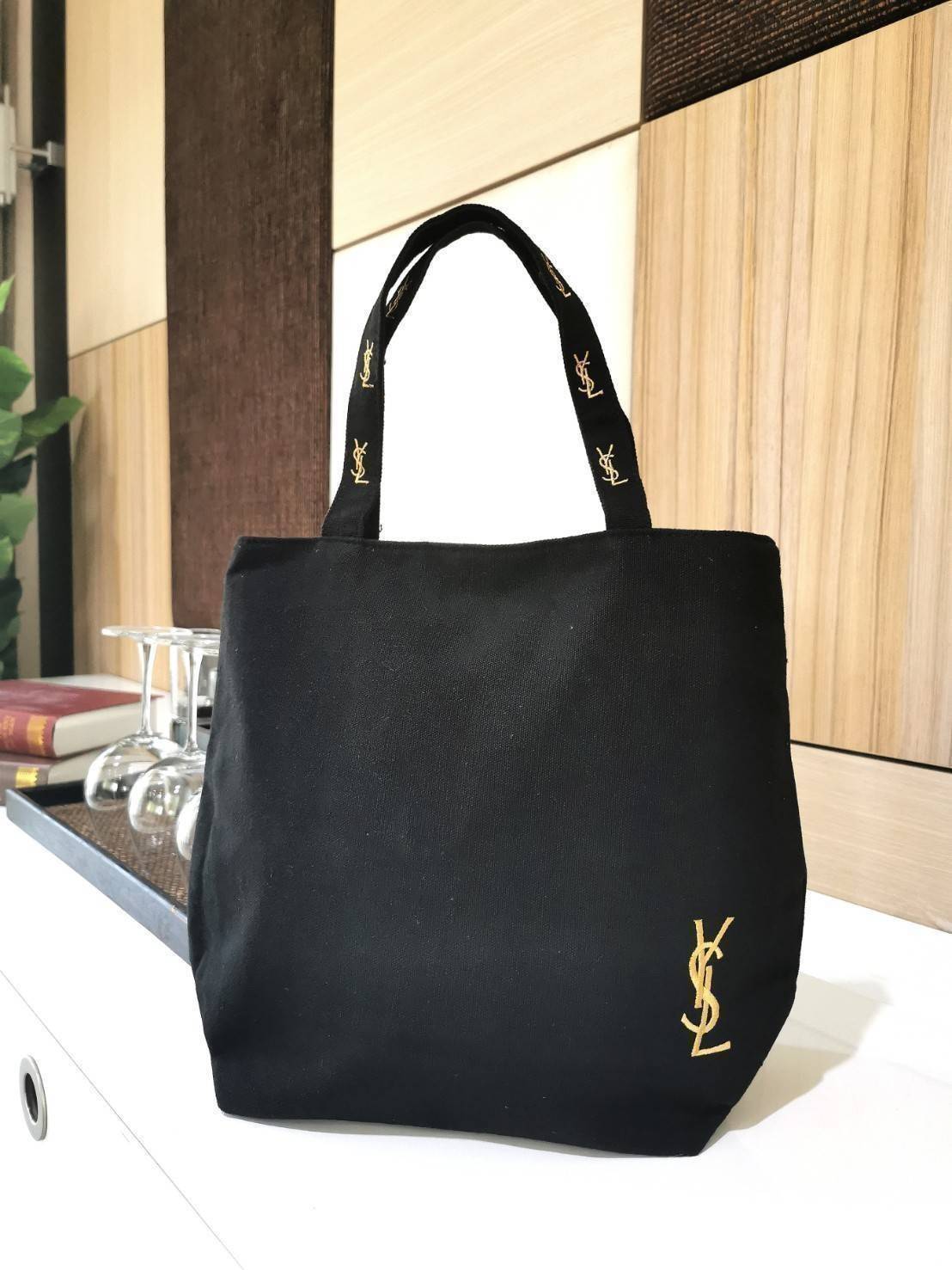 พรีเมี่ยมกิ๊ฟแท้ 100% 】Yves Saint Laurent YSL Cosmetics Canvas Tote Bag with Zipper Gift With Purchase (GWP) กระเป๋าสะพายพรีเมี่ยมกิ๊ฟรุ่นยอดนิยมจาก YSL Yves Saint Laurent Limited Collection E-Mook ดีไซน์คลาสสิคทรง Shopping Bag วัสดุ Canvas ปักโลโก้ YSL ด