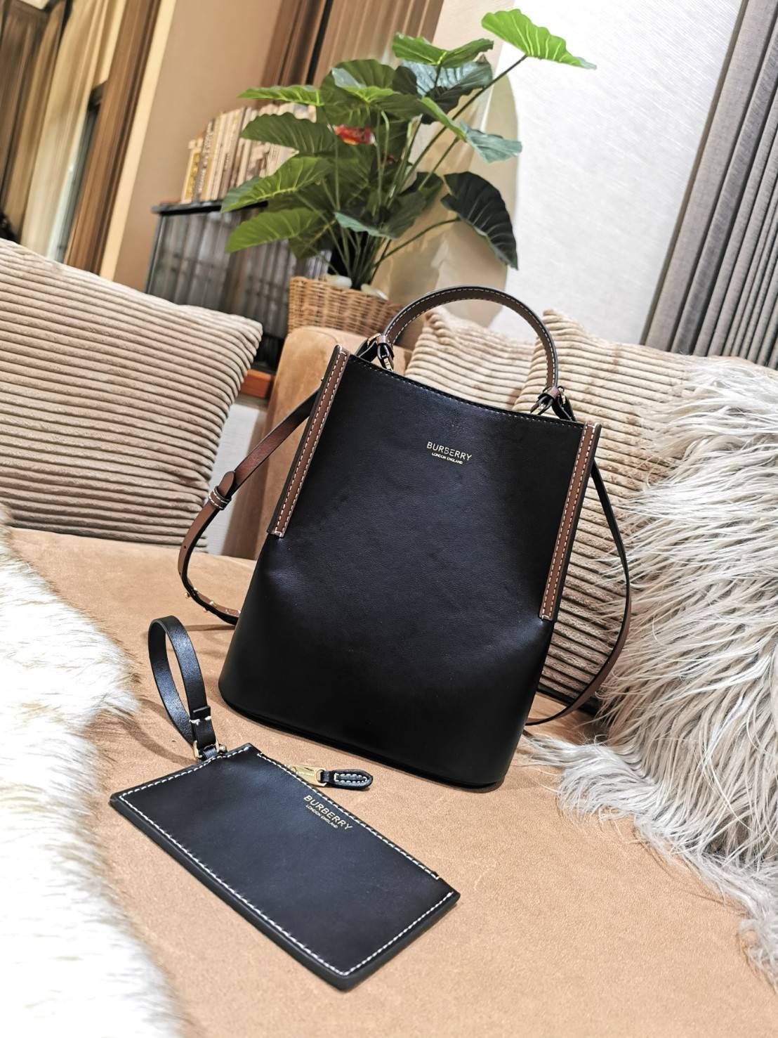 BURBERRY FRAGRANCES BUCKET BAG GIFT WITH PURCHASE พรีเมี่ยมกิ๊ฟ Limited Edition จาก BURBERRY PERFUME วัสดุหนังแท้ CalfSkin สวยหรูอยู่ทรง มาพร้อมกระเป๋าคลัชเล็กเข้าชุดกันสายคล้องสามารถถอดแยกใช้ได้ ภายในโล่งกว้างและจุสามารถใส่กล้อง มือถือ ของใช้ได้เยอะ หูจั