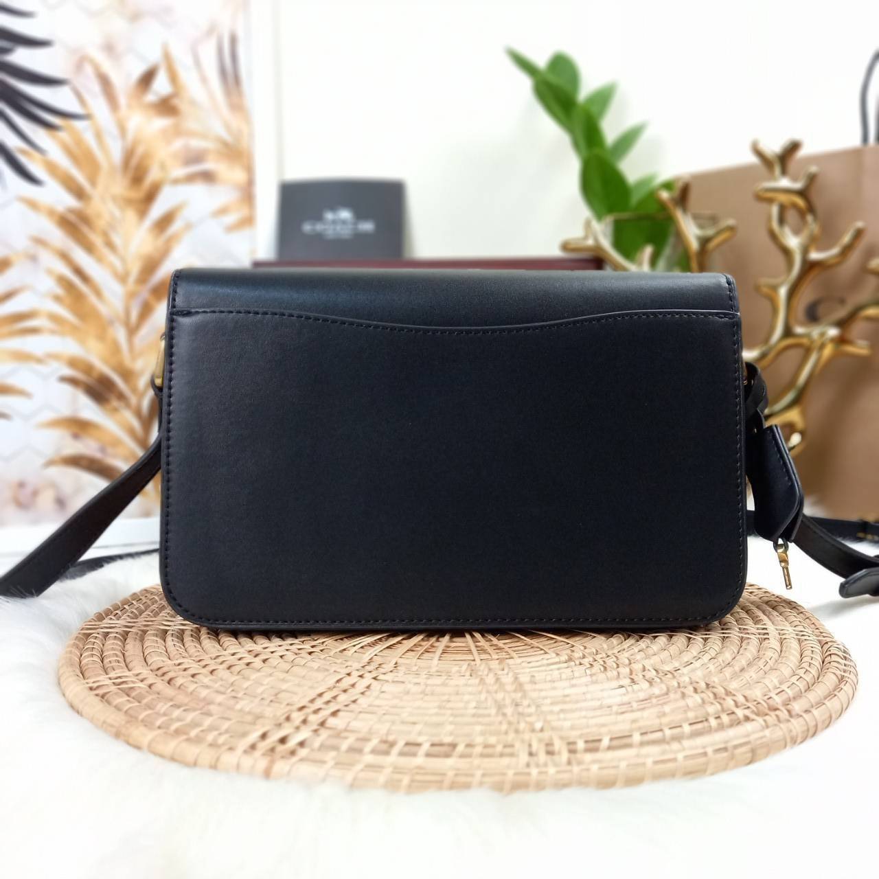 COACH STUDIO GLOVETANNED LEATHER SHOULDER BAG (C6641)🌺ห้ามพลาดเด็ดขาด!! สวยละมุน เรียบหรู ดูแพงสุดๆ!! //กระเป๋าถือ กระเป๋าสะพาย ดีไซน์เนี้ยบ! เฉียบมาก!// วัสดุหนังแท้ หนังเรียบเต็มใบ อยู่ทรง สวยมากๆ ดีเทลเรียบหรู ผู้ดีสุดๆ!// ด้านหน้าเปิด-ปิดด้วยต