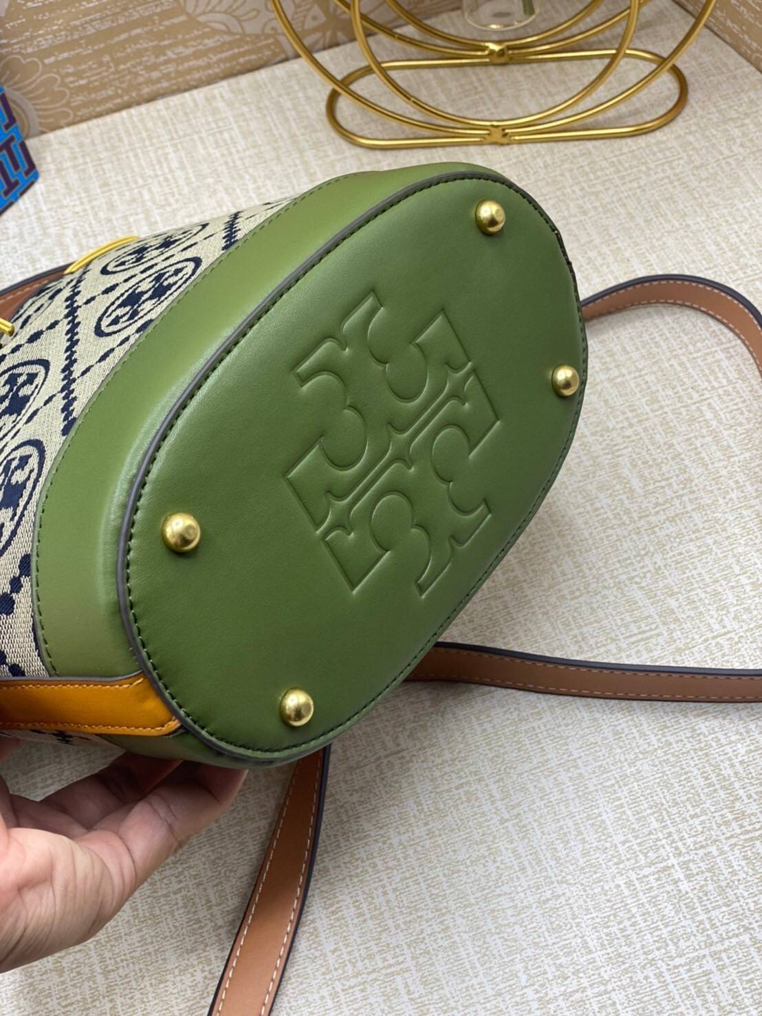 Tory Burch T Monogram Colorblock Bucket Bag กระเป๋าสะพาย ทรงบัคเกต รุ่นฮอต สไตล์ไหนเข้าได้ทุกลุค วัสดุ jacquard ตัดขอบหนังแท้ ภายในเป็นช่องโล่งกว้าง ใส่ของได้เยอะหยิบจับสะดวก มาพร้อมสายสะพายข้างหนังแท้ ถอดและปรับระดับได้สะพายชิวได้ทุกโอกาส