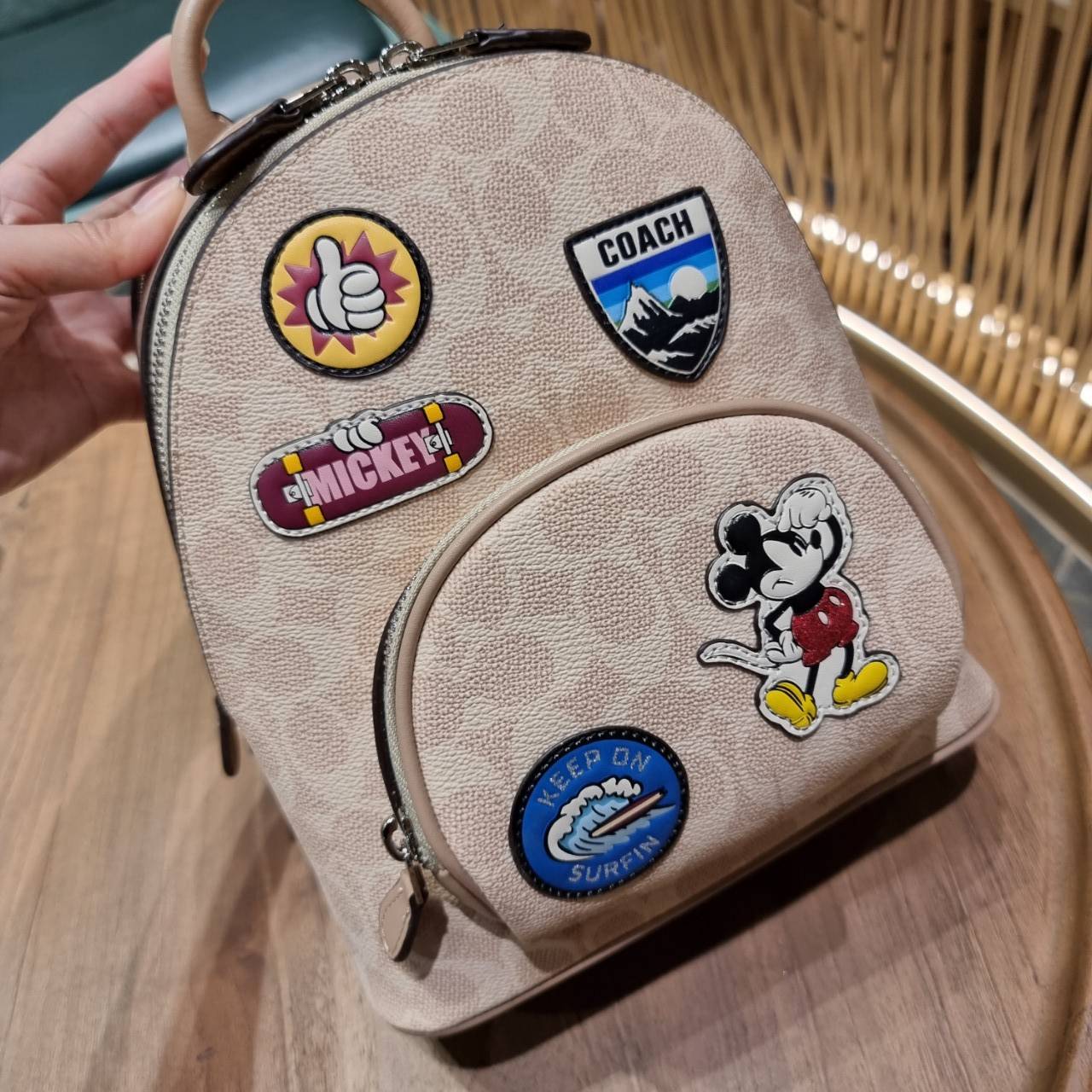COACH 3892 DISNEY MICKEY MOUSE x COACH SIGNATURE SMALL BACKPACK เป้รุ่นลิมิเต็ดสุดหายาก!! คิ้วท์ๆ น่ารักน่าใช้มากๆ ด้วยดีไซน์ที่โดดเด่น 🎒💓 วัสดุหนังแคนวาสคุณภาพดี มีช่องซิปแยกให้หลายช่อง สายสะพายปรับได้ตามถนัด รุ่นนี้ขับผิวดีมากๆ ถ่ายรูปได