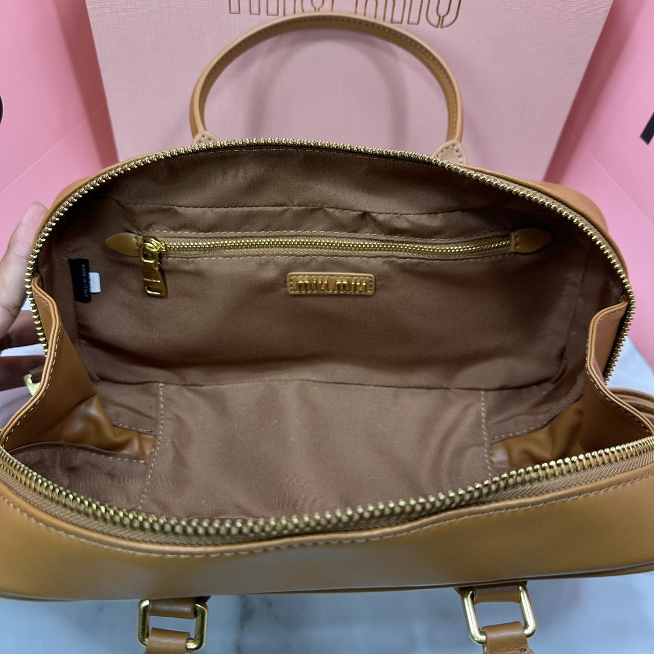 ORI หนังแท้ | MIU MIU Arcadie leather bag Large 27cm กระเป๋าสะพายทรงโฮโบใบใหญ่ ลุคลูกคุณหรูหราน่ารักๆเก๋ๆ สวยดูแพง หูจับในตัวง่ายและสะดวกพกพา มาพร้อมสายสะพายข้างภายในโล่งกว้างมาก