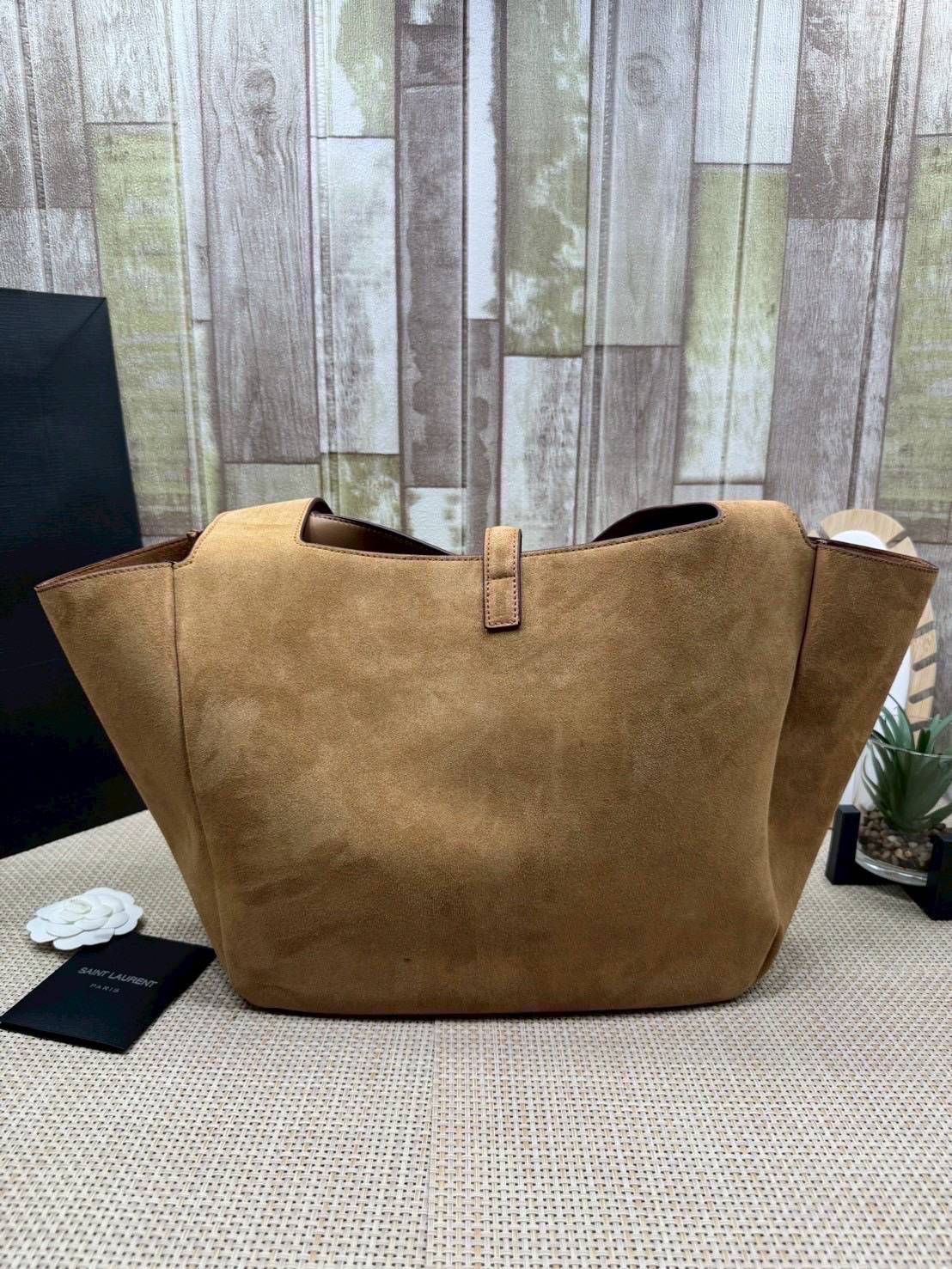 ORI หนังแท้ | YSL Le 5 À 7 Bea suede tote bag / YSL Hobo bag brown suede bag กระเป๋าทรงโท้ทงานหนังกลับ สวยเด่นเป็นเอกลักษณ์ ดีไซน์เรียบแต่มาก สวยดูแพง ภายในโล่งกว้าง จุของได้เยอะ