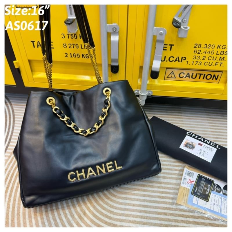 Chanel Tote Leather Bag กระเป๋าทรงโท้ทใบใหญ่ หนังเรียบผิวสัมผัสดีงามน่าหลงใหล อะไหล่สีทองเงางาม ดีไซส์เรียบหรูใช้งานง่าย รุ่นนี้สามารถใช้ได้ทั้งผู้หญิงและผู้ชายน้า