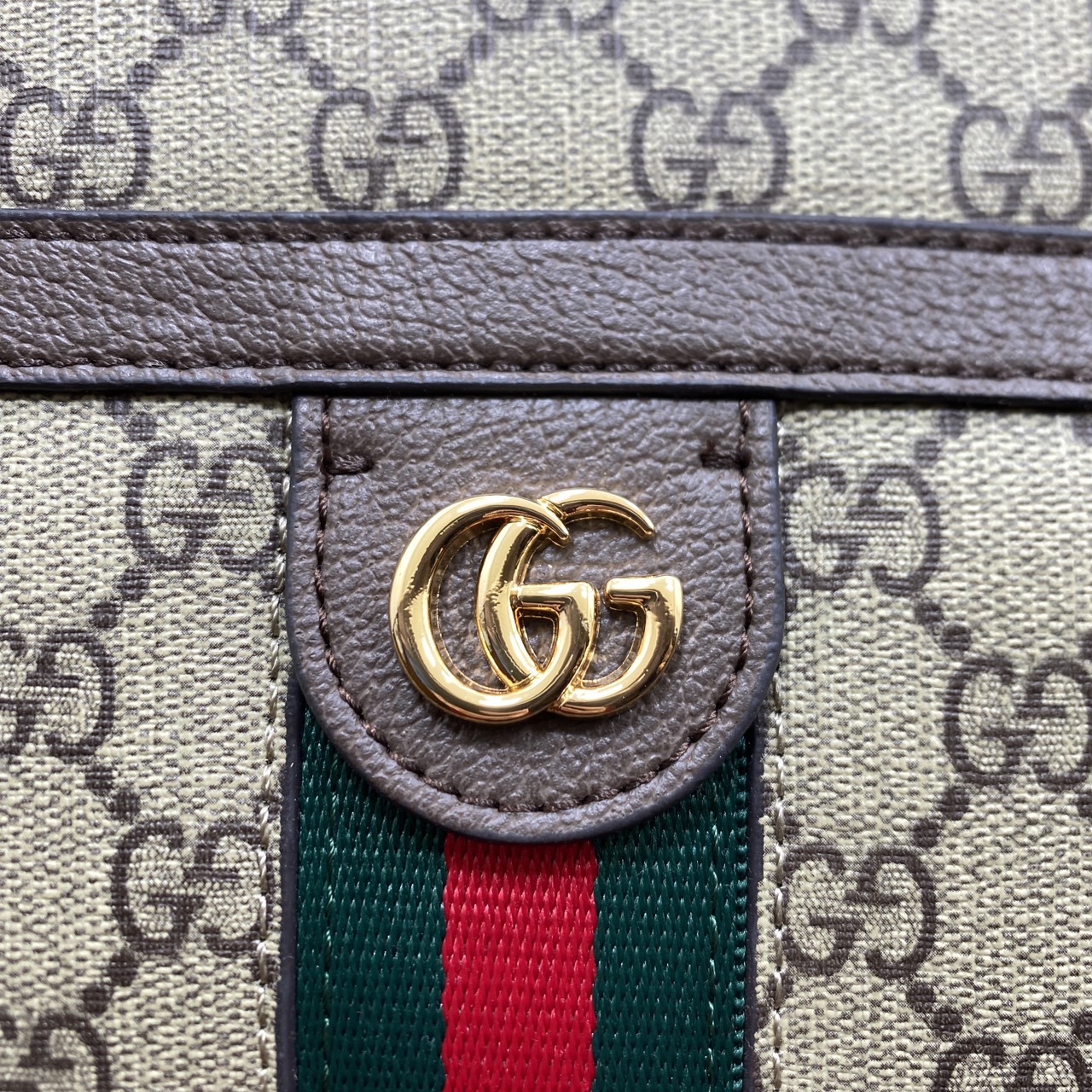 GUCCI Ophidia GG Mini Shoulder Bag กระเป๋าทรงพอช พร้อมสายสะพายโซ่สีทองหรูหรา ดีไซส์เรียบง่ายสะดวกใช้ ภายในเป็นช่องโล่ง สายสะพายหนังสลับโซ่ ใช้ได้ในทุกๆวัน ทุกๆลุค ตอบโจทย์ได้สบายๆ