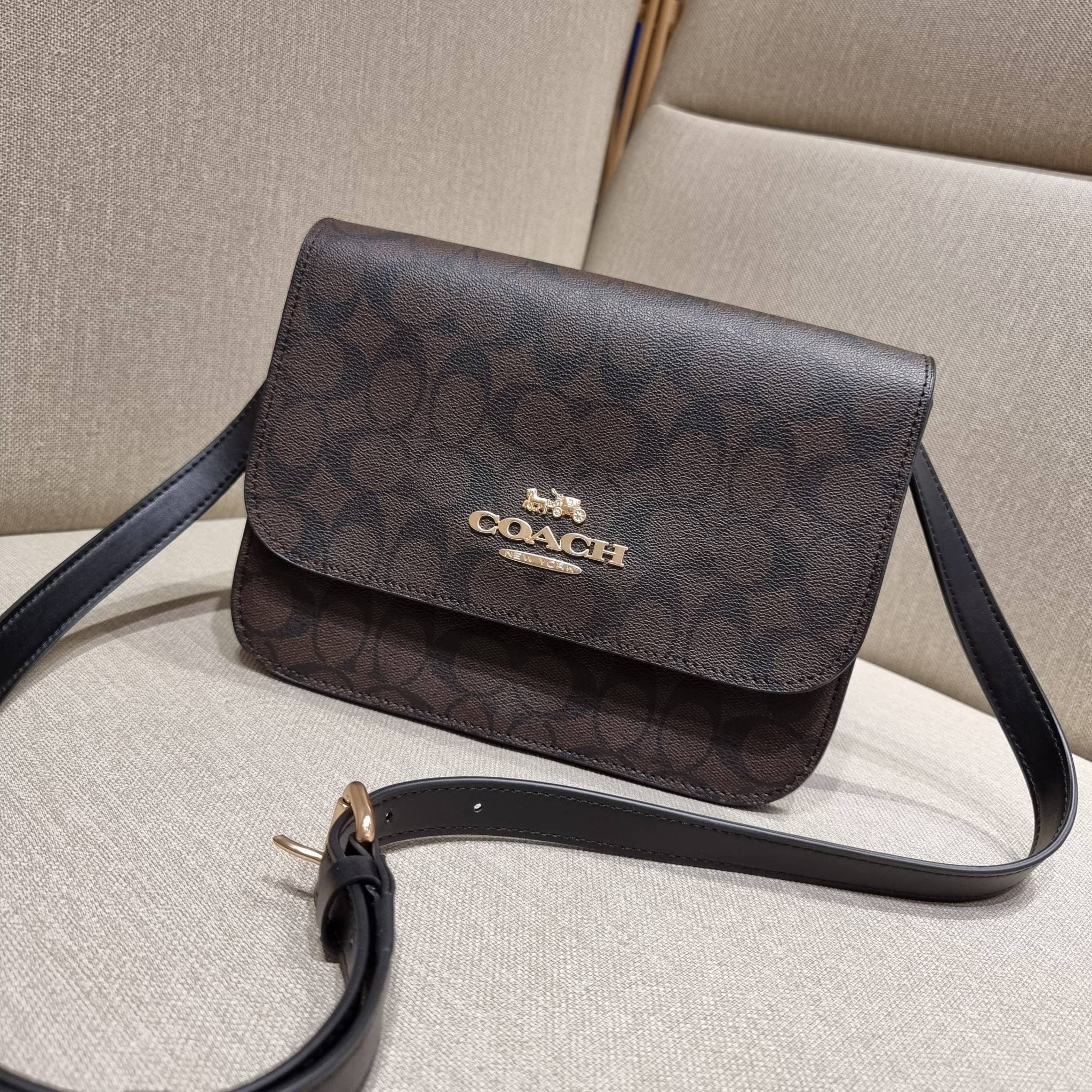 COACH C5633 BRYNN FLAP CROSSBODY IN SIGNATURE CANVAS แซ่บที่สุด ใหม่ที่สุด!! คอลเลคชั่นใหม่!! มองยังไงก็หลงรักละสายตาไม่ไหว กระเป๋าสะพายข้างลุคไฮน์ ที่ดีไซน์ออกมาได้ปัง และดูแพงมากๆ ด้วยดีเทลคลาสสิค รูปทรงใช้งานง่าย เรียบๆแต่มีดีเทล วัสดุหนังแคนวาสสลับหนั