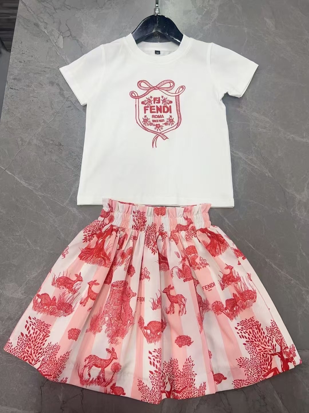 สลับแท้ เกรดเทพ Size 90-150 เสื้อผ้าเด็กแบรนด์เนม FENDI Jersey junior T-shirt + Junior Skirt Poplin งาน 1:1 เซตงานเสื้อยืดขาวกับกระโปรงลายผ้าชนะเลิศ เนื้อผ้าการันตีความพรีเมียม