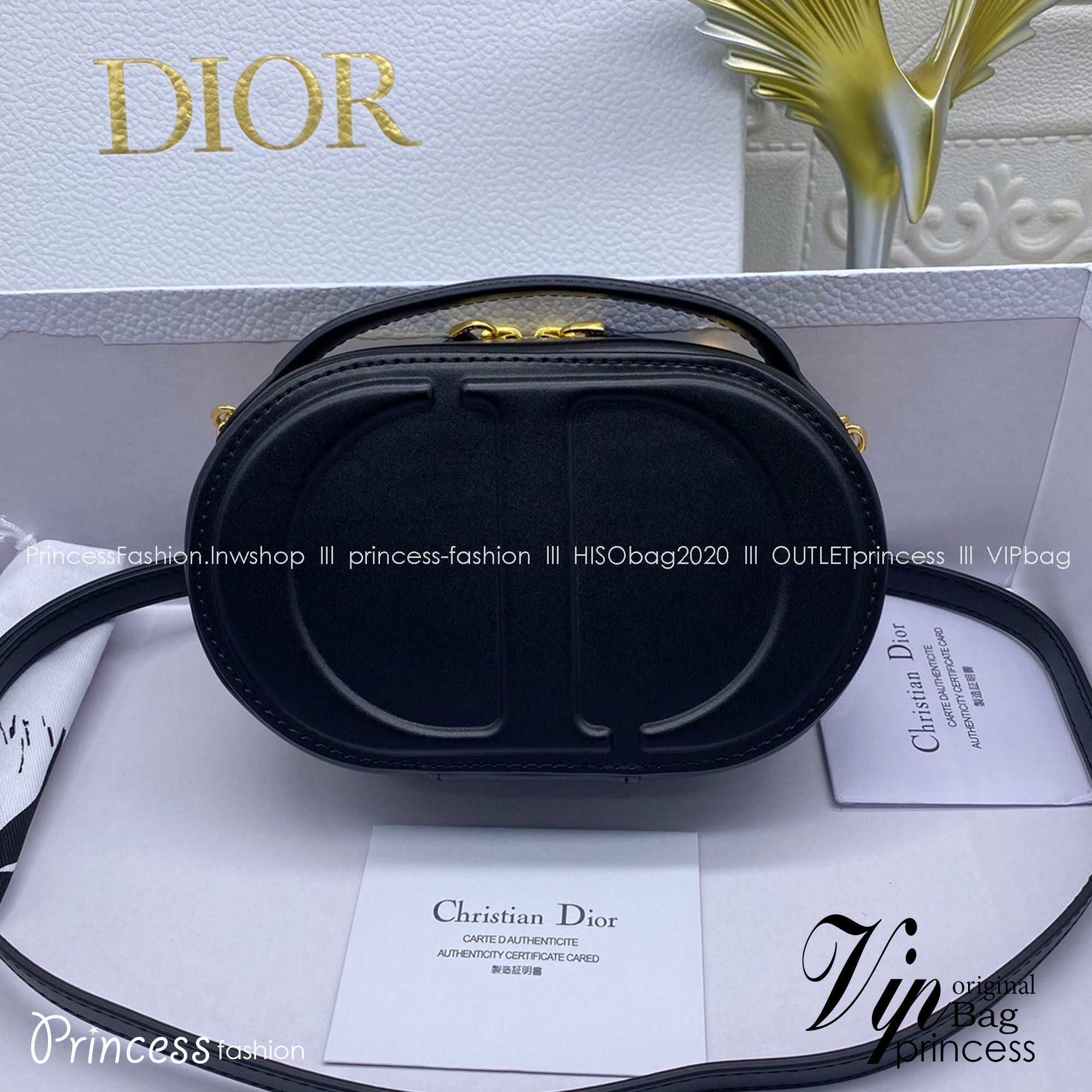 DIOR CD Signature Bag with Strap 17cm / CD OVAL CAMERA BAG / Dior Camera Bag ดีไซส์ใหม่ล่าสุด บ่งบอกถึงความหรู แต่ใช้งานได้โอกาส ใช้ได้ทั้งชายหญิง กระเป๋าสะพายทรงกล้อง ขนาดกะทัดรัด ไซส์สะพายคล่องตัว สีผู้ดีมากๆ