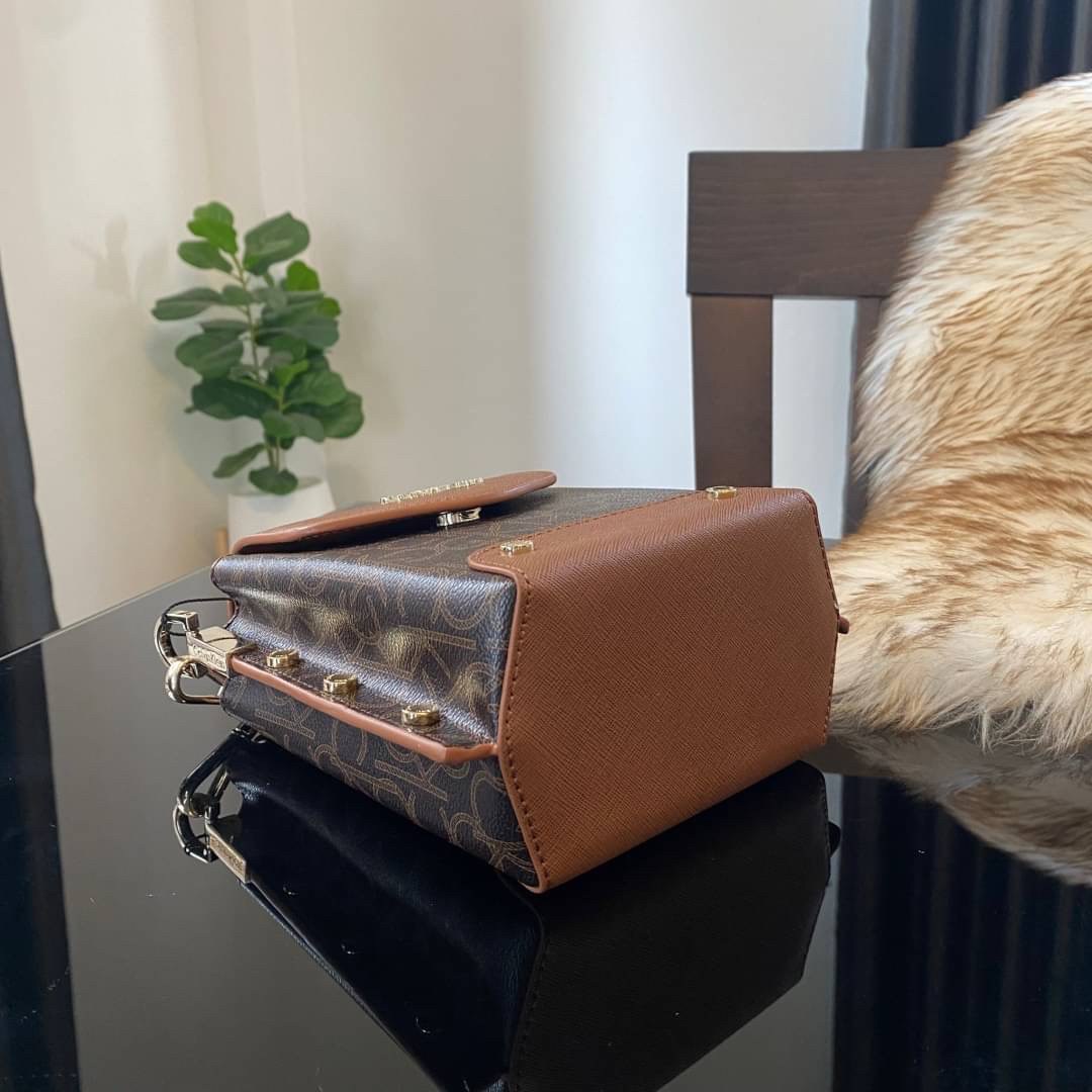 CALVIN KLEIN JEANS crossbody bag กระเป๋าถือหรือสะพาย ลายซิกเนเจอร์แบรนด์ทั้งใบ เปิด-ปิดกระเป๋าด้วยกระดุมแม่เหล็ก ด้านในแบ่งเป็น 2 ช่องหลัก และมีช่องเล็กใส่ของจุกจิก ซับในลายแบรนด์อย่างดี มาพร้อมสายสะพายยาวปรับระดับได้ฟรีไซต์ สามารถใช้ได้หลากหลายโอกาสค่ะ