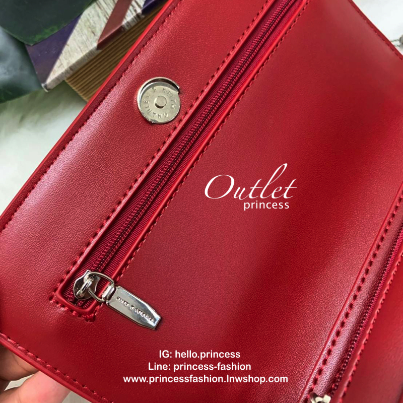 CHARLES & KEITH CHAIN DETAIL CLUTCH BAG กลับมาอีกครั้ง รุ่นขายดี สีออกใหม่ค่ะ!! กระเป๋าทรงคลัท//สะพายข้างได้ วัสดุหนังเรียบ ผิวเงา ตัวกระเป๋าแต่งอะไหล่โซ่เงินเพิ่มความเก๋เข้ามาค่ะ เปิดปิดกระเป๋าแบบกระดุมแม่เหล็ก ฝาปิดด้านบนมีช่องซิปใส่ของจุกจิกค่ะ ภายในมี