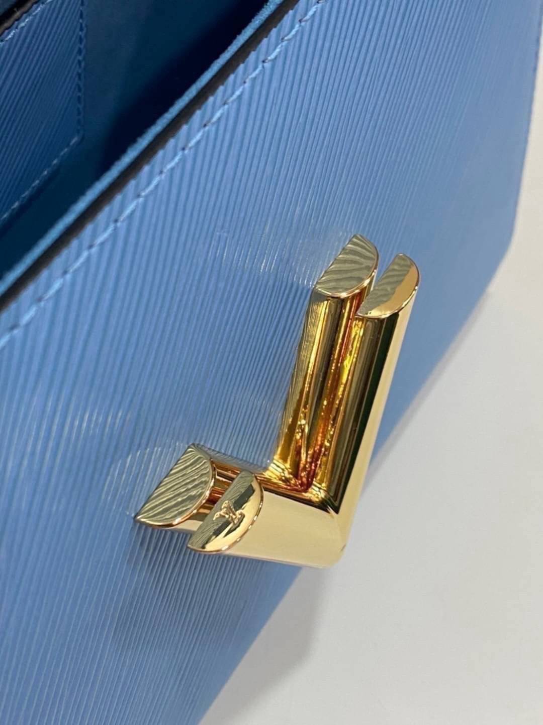 ORI หนังแท้ | LV Twist MM chain bag in grained Epi leather กระเป๋าสะพาย/กระเป๋าถือร พร้อมสายโซ่ หนังลายเกรน Epi โดดเด่นด้วยโลโก้หน้า สวยหรูเป็นเอกลักษณ์ ดีไซน์คัลเลอร์บล็อค สัมผัสโดดเด่นแมตช์กับทุกสไตล์