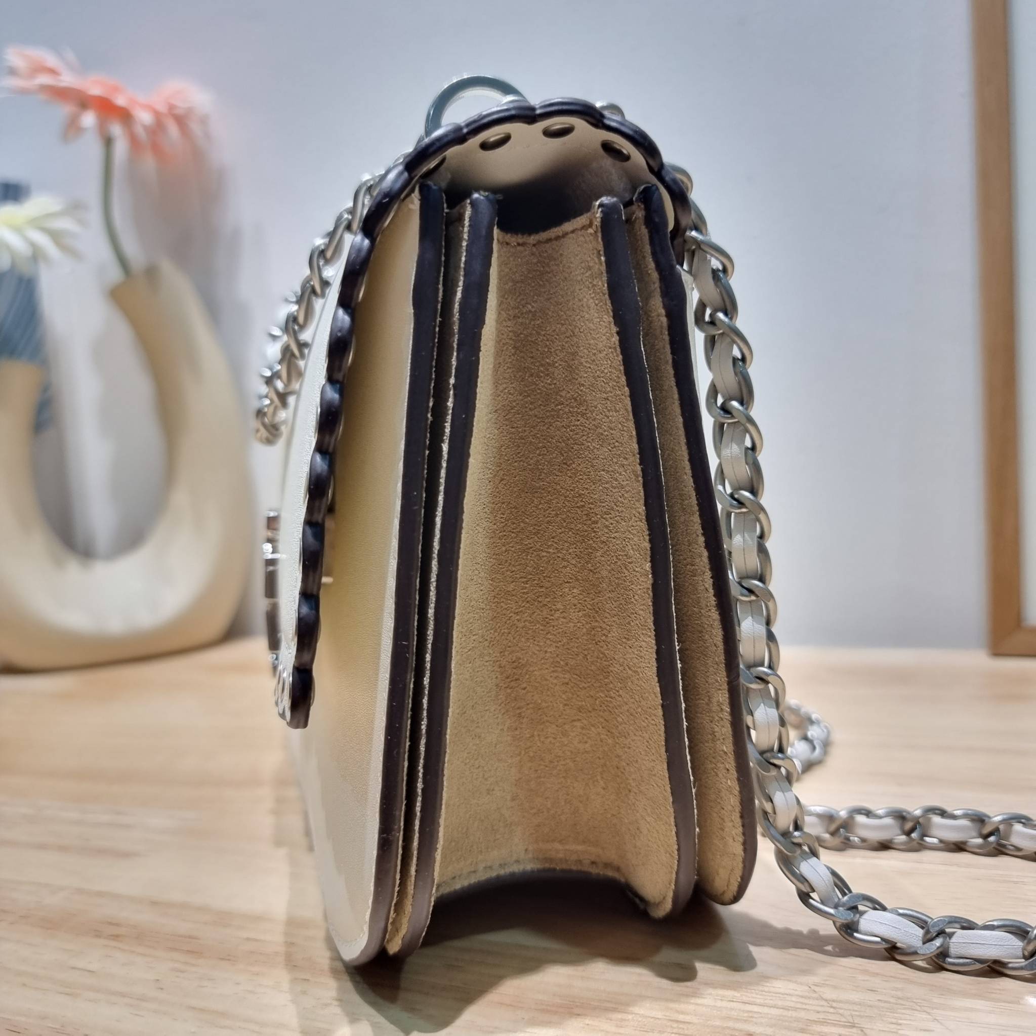 TORY BURCH BRITTEN STUDDED CROSSBODY BAG / Tory Britten Small Adjustable Shoulder Bag คอลเลคชั่นผู้ดี ดีไซน์ใหม่ล่าสุด กระเป๋าสะพายตัวท็อป ที่ตกแต่งด้วยโลโก้และหมุดสวยงาม