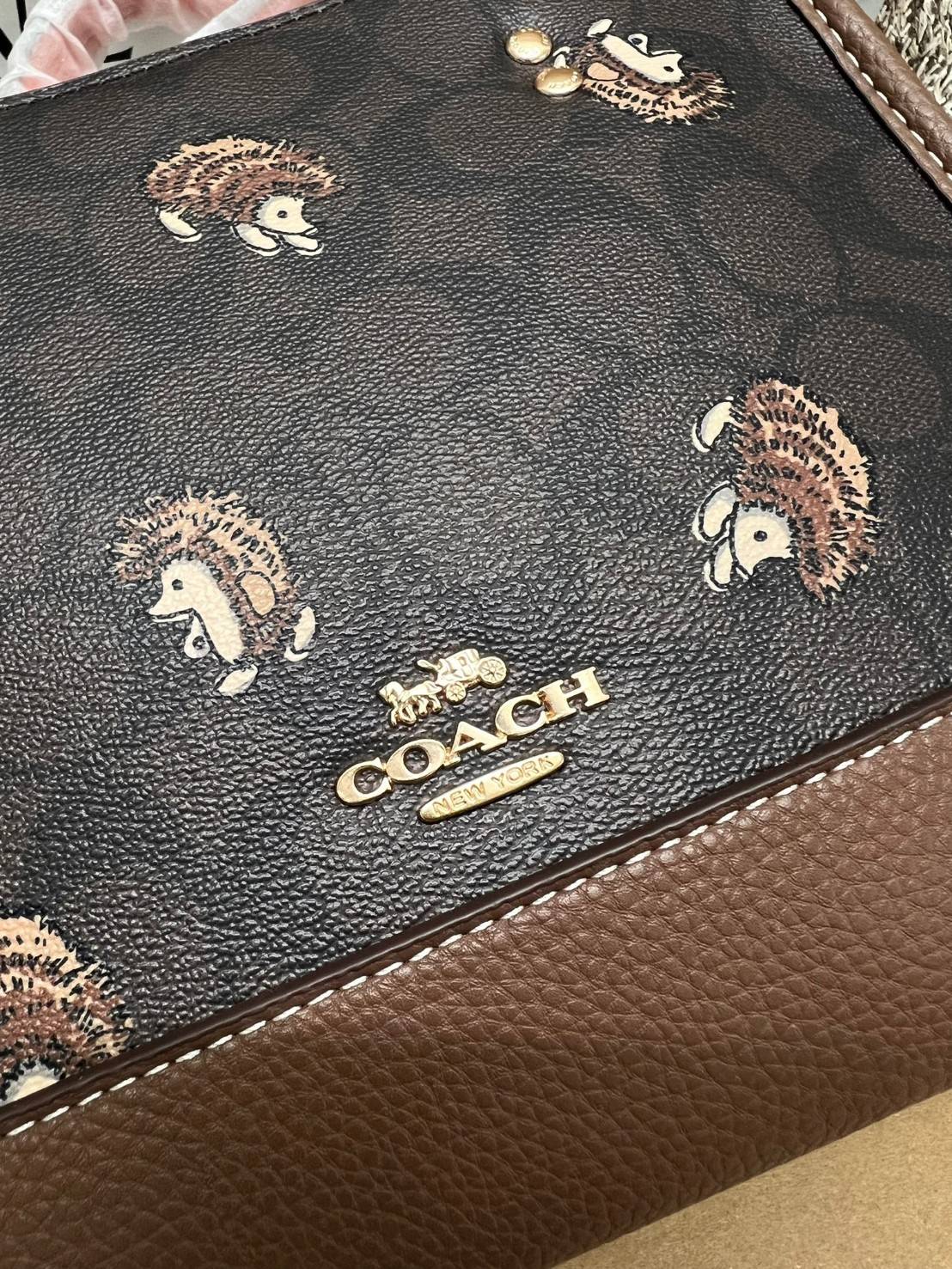 COACH DEMPSEY TOTE IN SIGNATURE CANVAS WITH HEDGEHOG PRINT 🦔 ((CC769)) เม่นเต้นรำ สวย น่ารัก มากๆค่ะ ใหม่กันต่อ ไปสวยกันให้สุดค่ะ! กับกระเป๋าทรงTOTE รุ่นใหม่ล่าสุด 🌟จุดเด่นของรุ่นนี้คือปริ้นท์ลายเม่นเต้นรำทั้งใบ น่ารักน่าเอ็นดูมากๆค่ะ เปิด