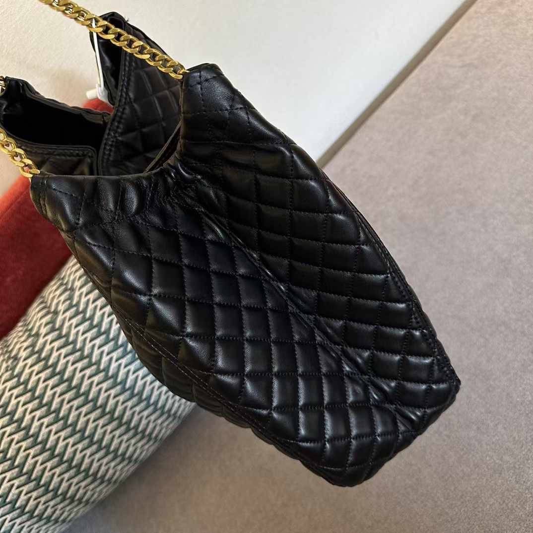 YSL Tote Bag On Chain สวยไม่ซ้ำใคร ใหม่ที่สุด กับกระเป๋าสะพายทรงโท้ทใบใหญ่ มาพร้อมสายสะพายโซ่และโลโก้สีทองสวยหรูโดดเด่น จุของได้เยอะมาก สะพายไปเที่ยว ไปถ่ายรูปเก๋ๆก็เลิศ