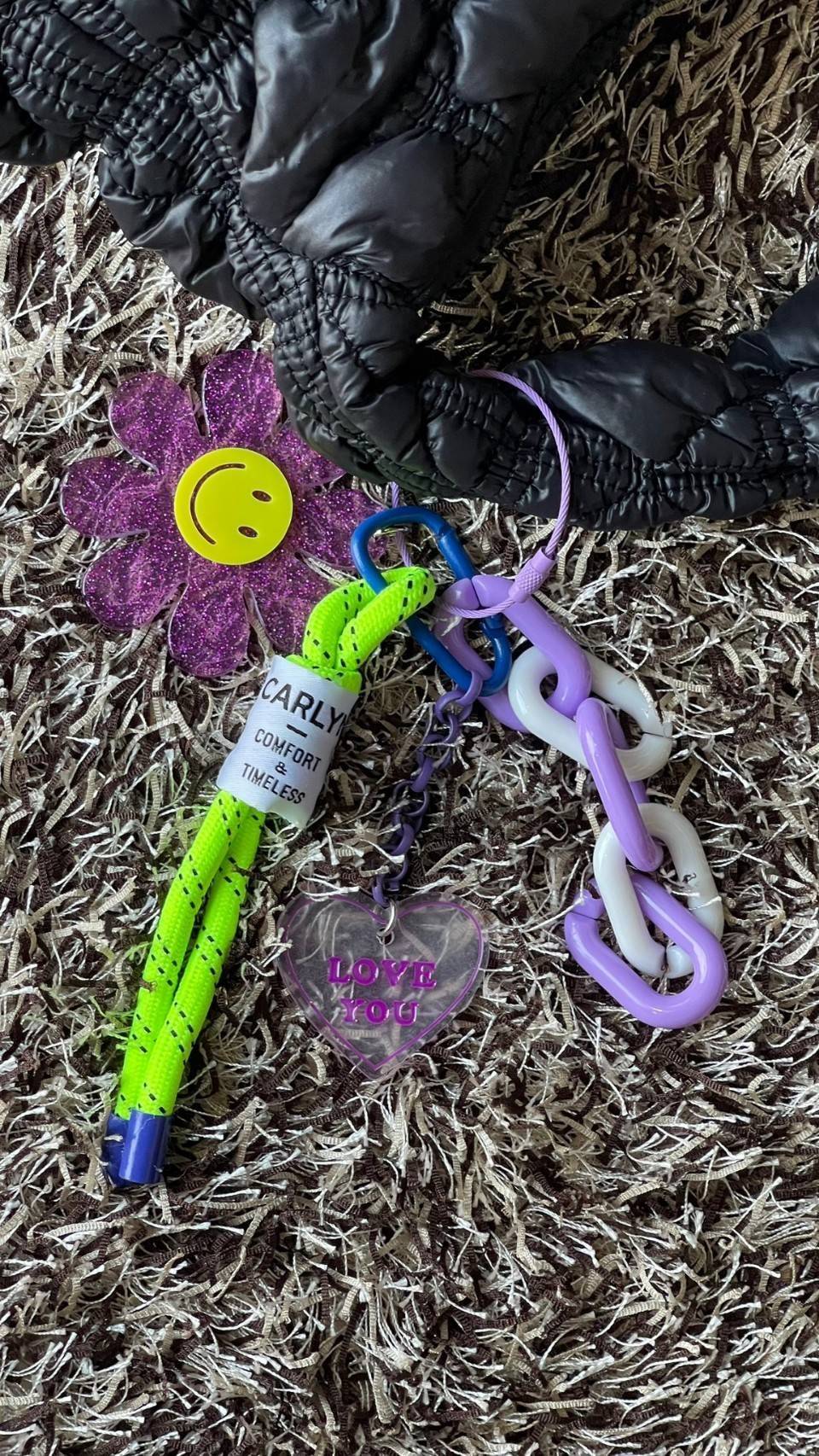 Carlyn Quilted Soft M Bag กระเป๋าสุดฮอตจากประเทศเกาหลี มีทรงที่กำลังพอดี ไม่เล็กหรือใหญ่เกินไป เลยสามารถใช้ในชีวิตประจำวันได้ง่าย ตัวกระเป๋านุ่มบุเหมือนผ้านวม น้ำหนักเบา