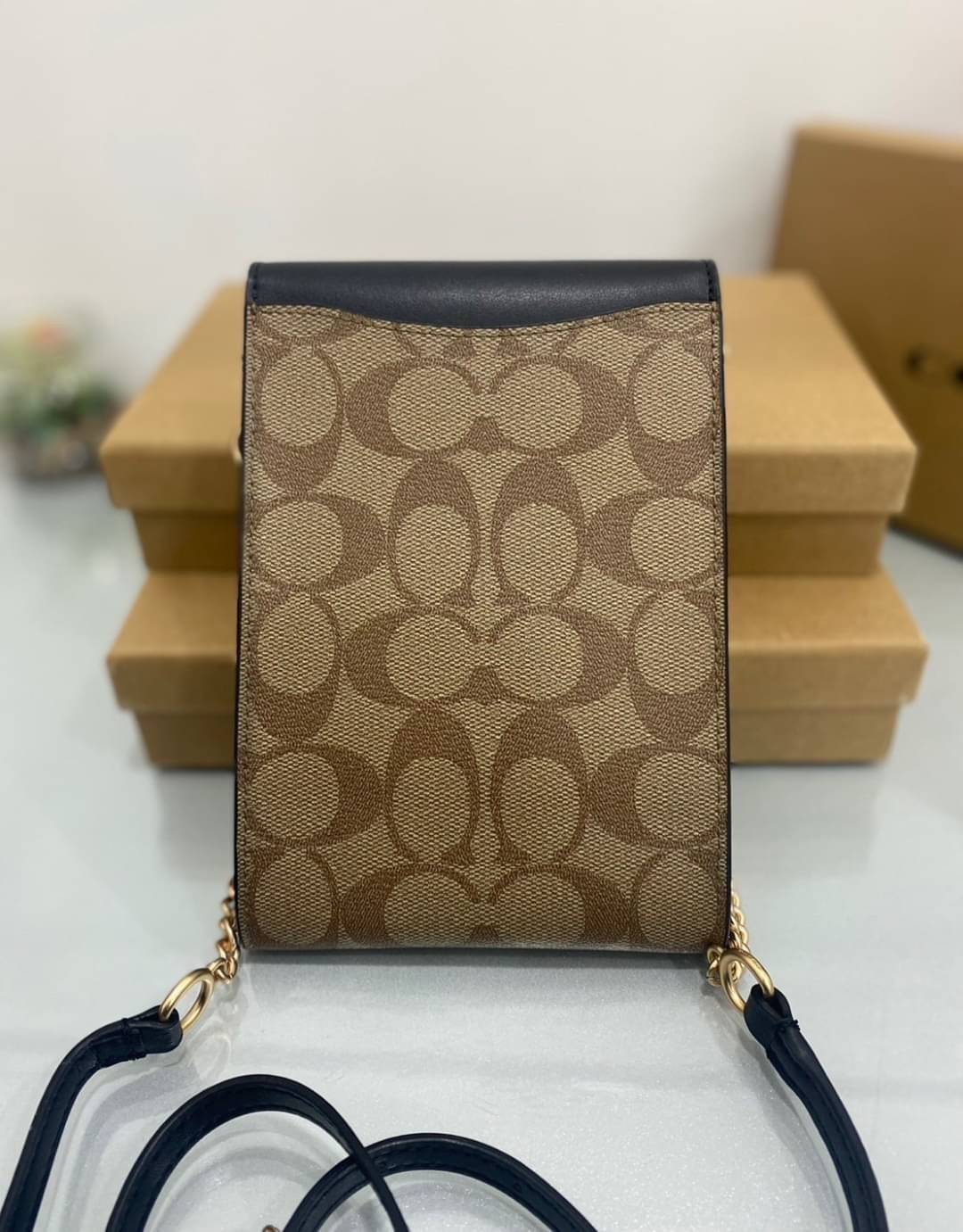 COACH RACHEL PHONE CROSSBODY IN SIGNATURE CANVAS พร้อมส่ง กระเป๋าสะพาย case phone ต้องมา ให้คุณพกพา gadget ล้ำไปได้ทุกที่ ใส่โทรศัพท์มือถือได้ทุกรุ่น ดีไซน์ใหญ่กว่าเดิม
