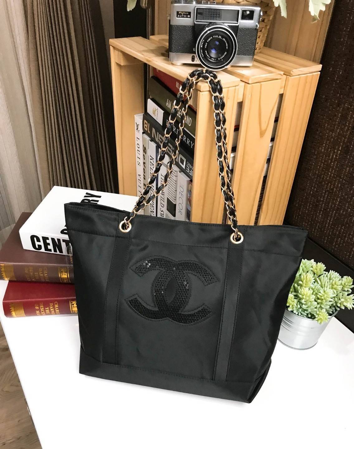 Chanel Beaute Black Sequin Shopping Bag VIP Gift With Purchase (GWP) กระเป๋าสะพายทรง Shopping VIP. gift & Limited Edition ของแท้นำเข้าจากเคาน์เตอร์ Chanel Beaute ใบใหญ่กำลังดี ประดับเลื่อมสีดำ โลโก้ CC ทั้ง 2 ด้าน เปิดปิดด้วยกระดุมแม่เหล็ก มาพร้อมสายโซ่ทอ