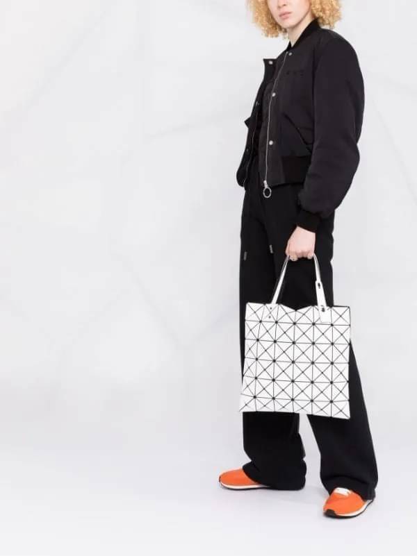 Baobao Issey Miyake 6x6 กระเป๋า Tote รุ่นนี้ถือว่าเป็นกระเป๋า Tote ไซส์กลางที่เหมาะกับการพกพาสิ่งของที่จำเป็นในทุก ๆ วัน มาพร้อมสายที่สามารถปรับได้ทั้งสองสาย และมีช่องใส่ของช่องเล็กด้านใน 1 ช่อง จุของได้เยอะแถมยังทนทาน ใช้เป็น Everyday Bag ได้เลยคะ พกพาสะ