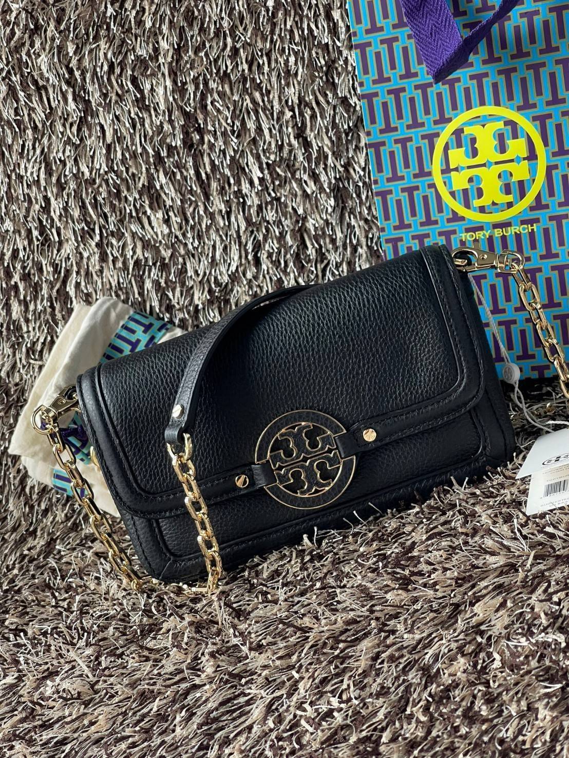 Tory Burch mini Amanda Leather crossbody bag กระเป๋าสะพายทรงครอสบอดี้ ที่ดูเรียบง่ายแต่ยังคงเสน่ห์ความเป็นTory ด้วยโลโก้ที่เป็นซิกเนเจอร์ มีฟังก์ชั่นการใช้งานที่ง่าย และคล่องตัว ทำให้สะดวกใช้งานได้ทุกที่ทุกเวลา สุดคลาสสิกและดูแพงด้วยโลโก้ด้านหน้าอะไหล่สีท
