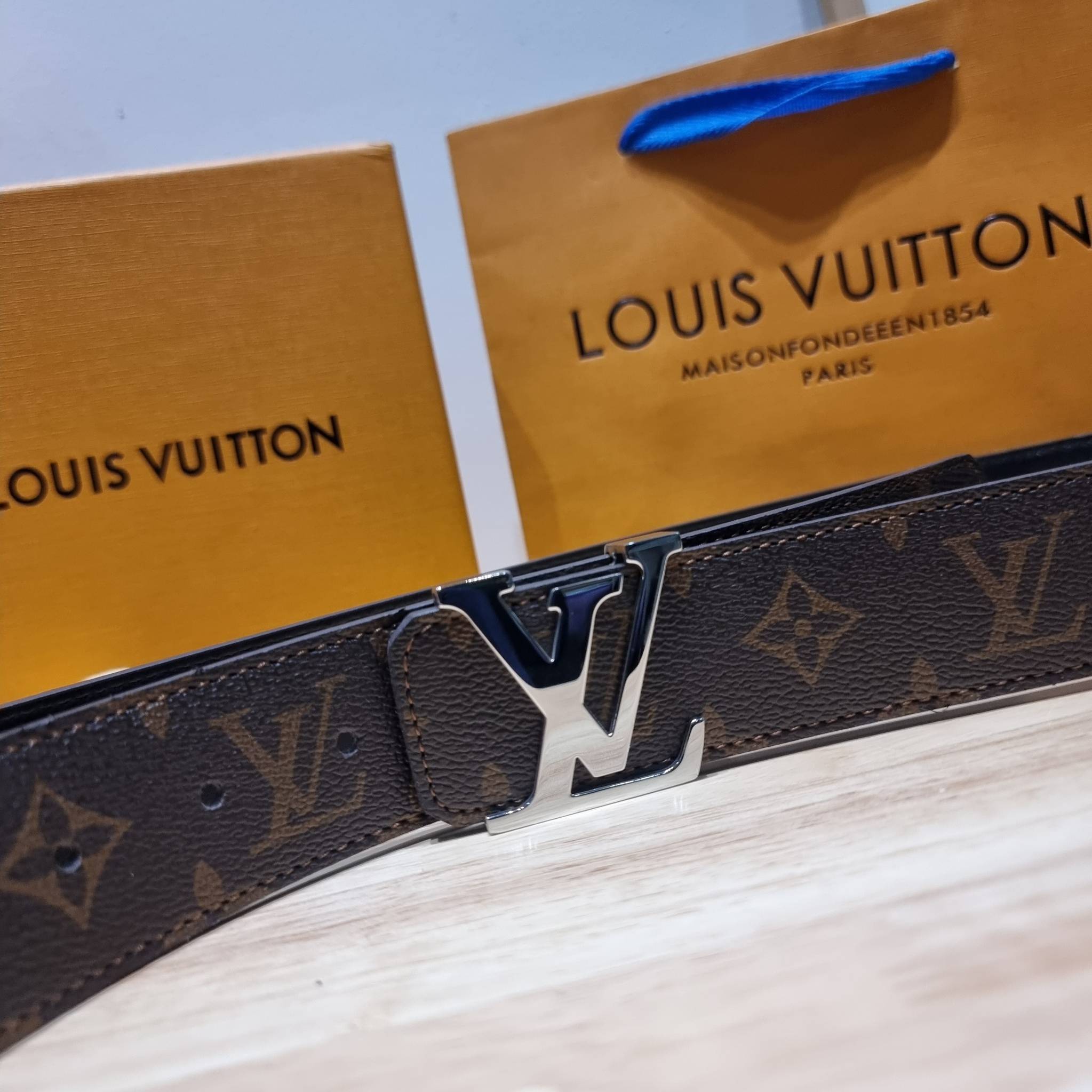 LV Belt Monogram / Silver- Gold เข็มขัดสุดคลาสสิค เรียบง่าย ผู้ดี เป็นซิกเนเจอร์ ด้วยดีไซน์ที่เป็นอมตะ หัวเข็มขัด solid steel อะไหล่ทองและอะไหล่เงินโดดเด่น