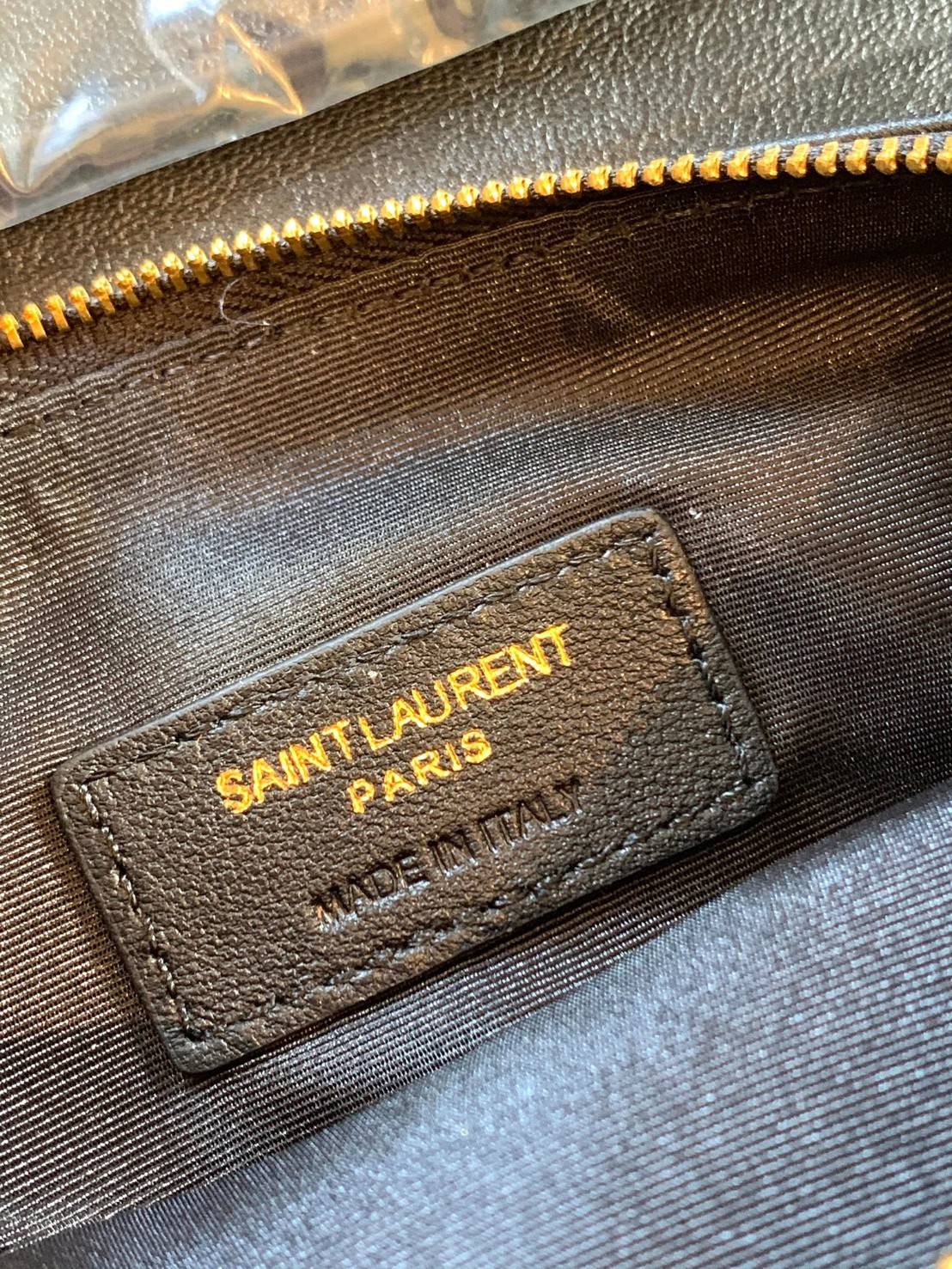 Yves Saint Laurent Shoulder Bag//Clutch Bag พร้อมส่งที่ไทย ทันใช้สงกรานต์นี้กันค่าา! กระเป๋าสะพายข้าง หรือสามารถทบสายเป็นสายคู่เป็นแบบคล้องไหล่ได้และสามารถถอดสายออกถือแบบคลัทออกงานก็ยิ่งสวยโดดเด่นมากๆเลยค่ะ หนังแท้อย่างดี หนังนิ่มน่าใช้ หลงไหลน้องแน่นอนค่