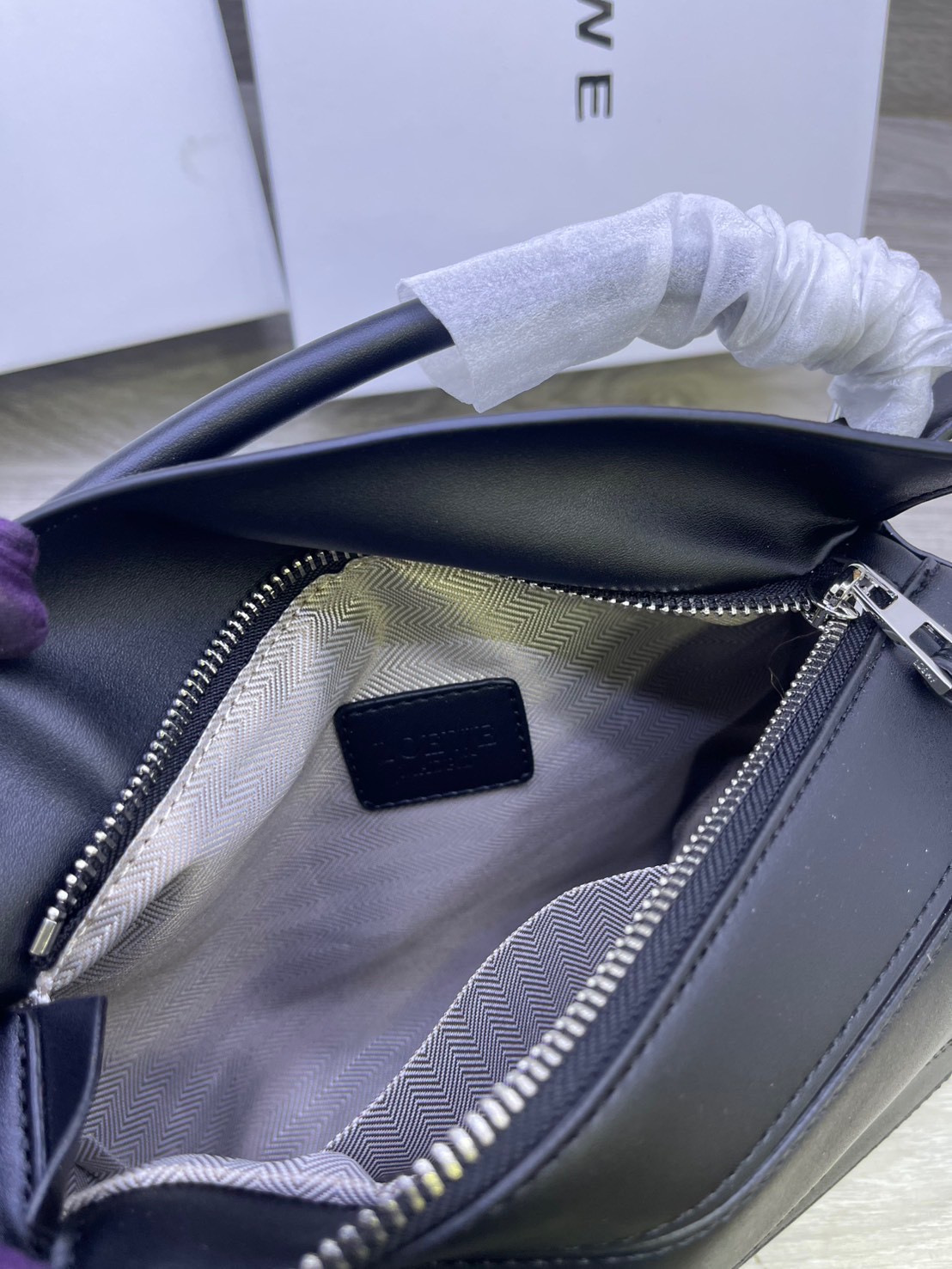 Loewe Puzzle bag กระเป๋าสะพายข้างทรงกล่อง มีให้เลือก 2 ไซส์ สุดยอดแบรนด์ที่ดีไซน์เป็นเอกลักษณ์ โดดเด่น สวยหรู สไตล์พัซเซิลคลาสสิค