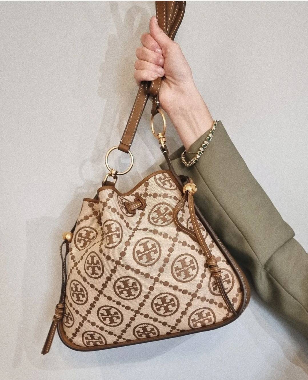 TORY BURCH T MONOGRAM JACQUARD BELL BAG คอลเลคชั่นใหม่ กับกระเป๋าลายโมโนแกรมยอดฮิต ที่มาในรูปทรงดีไซน์สวยเก๋ ชิคๆคูลๆ รับรองว่าไม่มีเกร่อ ตัวกระเป๋าทรงเหลี่ยม รูปเก็บทรงได้ในส่วนของปากกระเป๋า หรือไม่รูด ก็ได้ความสวยไปอีกแบบ วัสดุผ้า jacquard ตัดสลับหนังแท