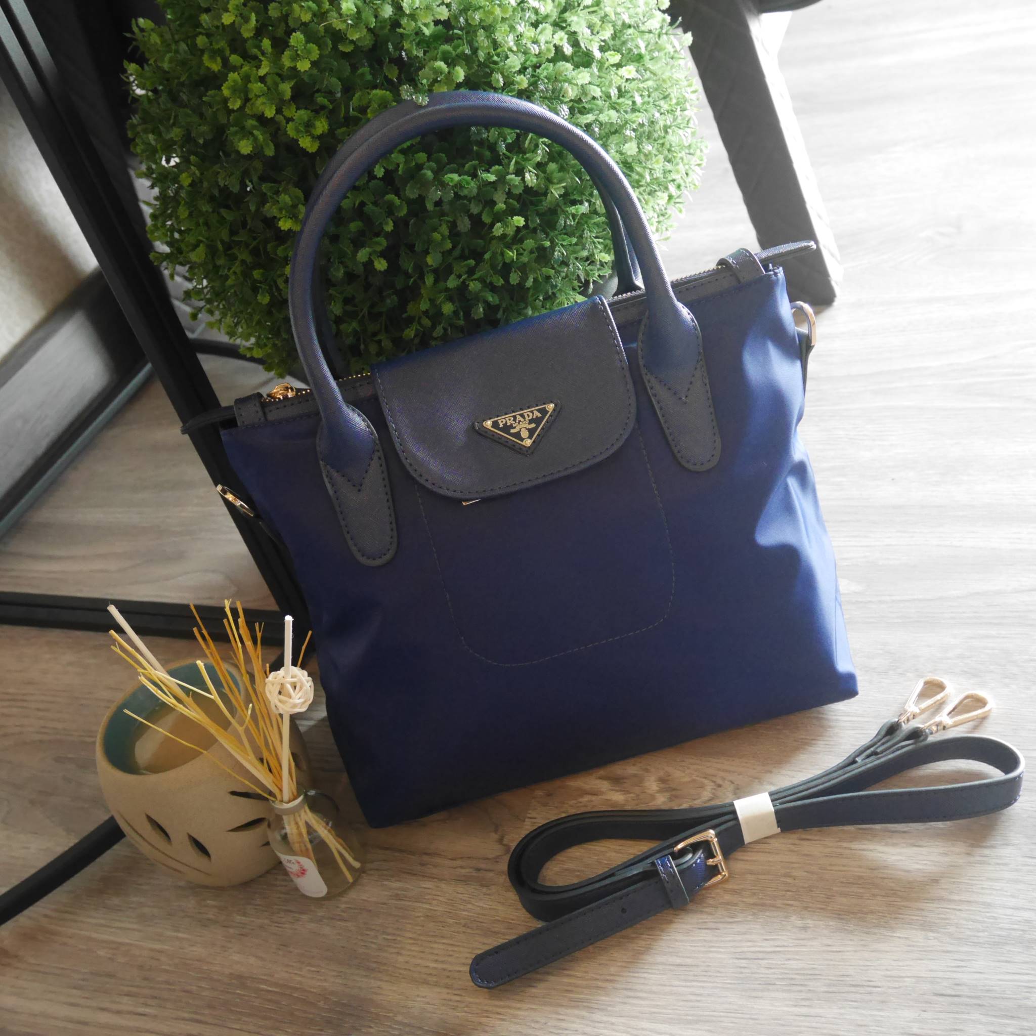 รุ่นแนะนำ♡ พร้อมส่งครบสี **ทรงสวยมาก งานพรีเมี่ยมกิ้ฟ รุ่น Limited edition ค่า ได้ กระเป๋าอเนกประสงค์ จากแบรนด์ PRADA มาค่า เป็น กระเป๋าผ้าไนล่อน Longchamp Style ใบนี้มีสายยาวให้คะ **เลิศมาก ขนาดกำลังดีคะ ตัวกระเป๋าเบามาก ใช้แล้วสวยมากๆ อะไหล่ทองหร