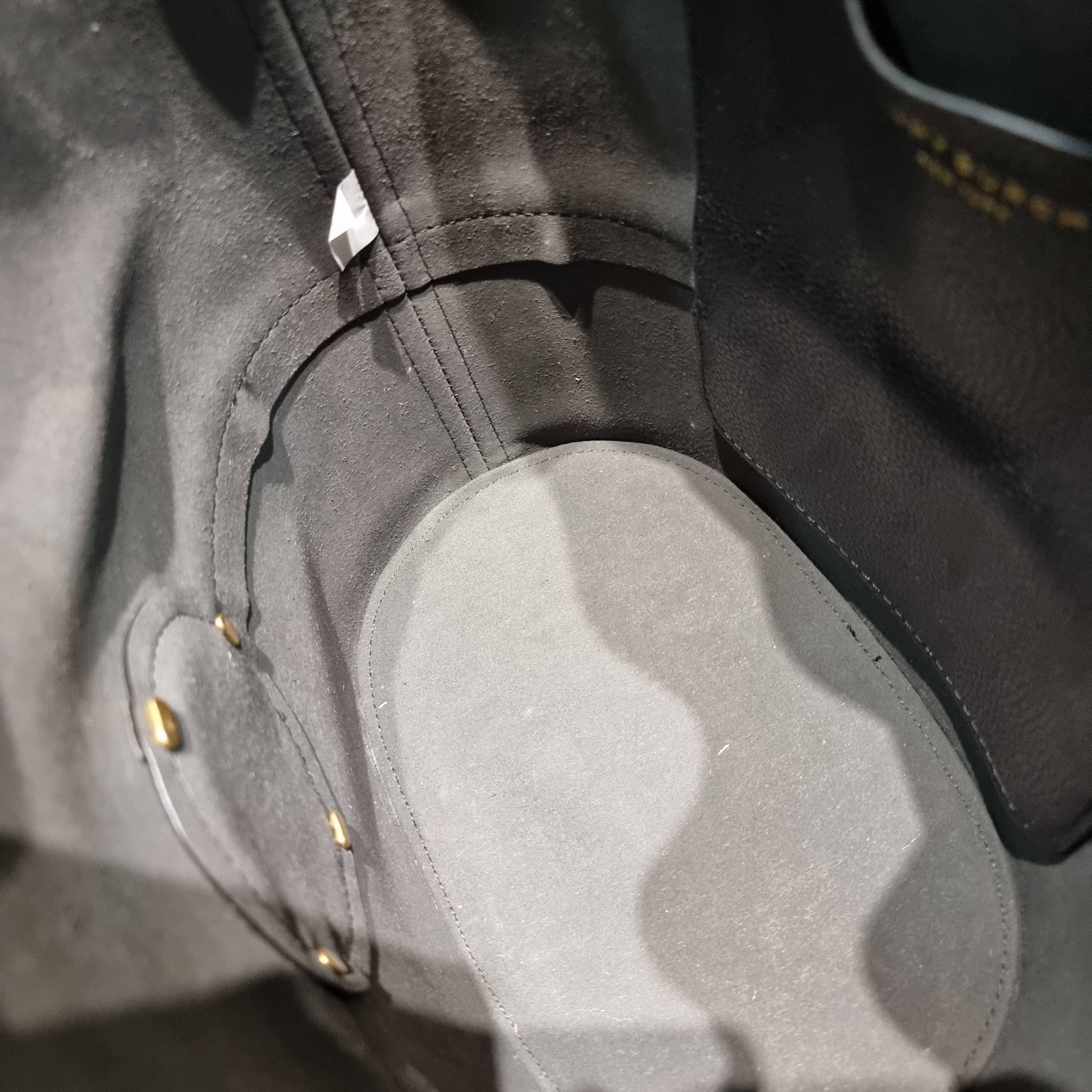 TORY BURCH MILLER BUCKET BAG / Tory Burch Bag รุ่นยอดนิยม สวยหรู ดูผู้ดี กับกระเป๋าสะพายบัคเก็ตใบใหญ่ โดดเด่นด้วยโลโก้สีทอง รูปทรงคลาสสิค ใช้งานง่ายด้วยหนังรูด