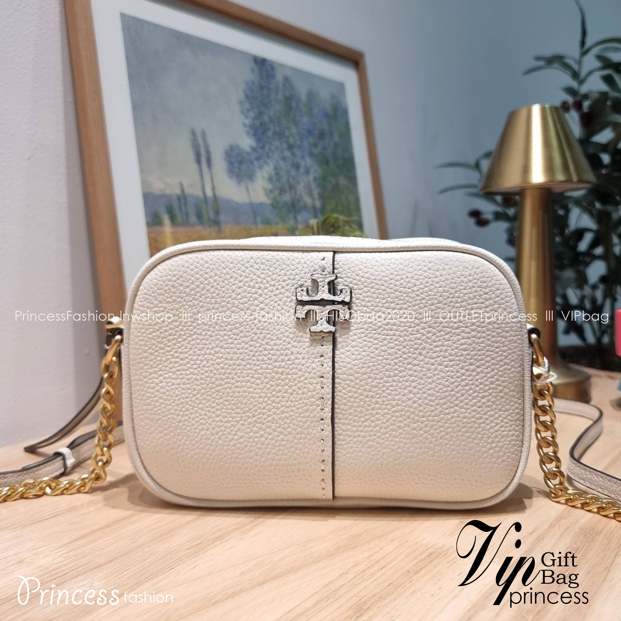 TORY BURCH MCGRAW CAMERA BAG ใหม่จากคอลเลคชั่นสุดคลาสสิค กับกระเป๋าสะพายข้าง ทรงกล่องไซส์กะทัดรัด น้ำหนักเบา ใช้งานง่ายด้วยซิปรูดเปิดปิด แมทช์ได้กับทุกสไตล์การแต่งตัว