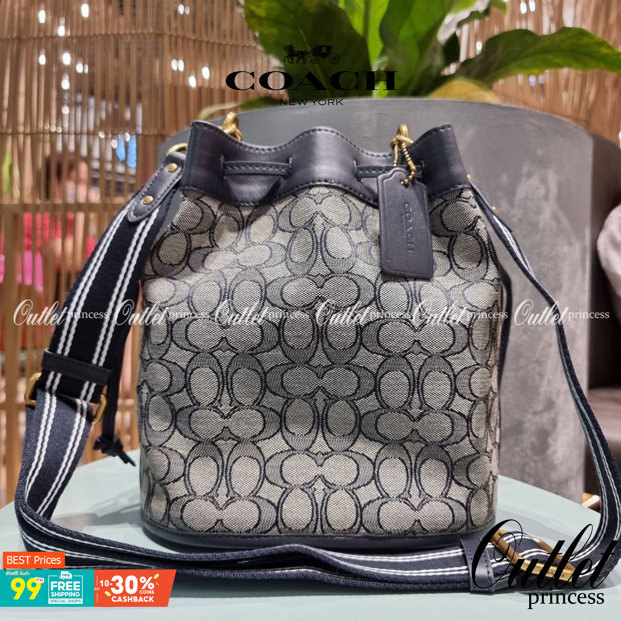COACH FIELD BUCKET BAG IN SIGNATURE JACQUARD C3853 กระเป๋าสะพายทรงบัคเก็ต รุ่นใหม่ล่าสุด ดีไซน์ลายซิกเนเจอร์บนผ้า jacquard สวยคม เป็นเอกลักษณ์ไม่ซ้ำใคร มาพร้อมสายสะพายผ้าสปอร์ต และสายสั้นสำหรับคล้องแขนได้ สามารถรูดปิดปากกระเป๋าด้วยหนังรอบใบ เพิ่มดีเทลให้ต